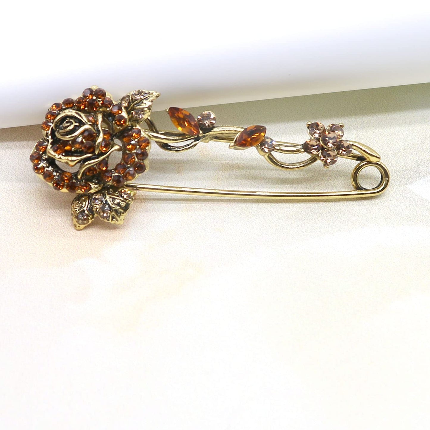 Retro Rose Flower Crystal Brooches Pins Elegant Beautiful Rhinestone Floral Brooch Good Idea for Party Dance Wedding Banquet Fashion Jewelry for Womens Girls (Retro Rose Flower)