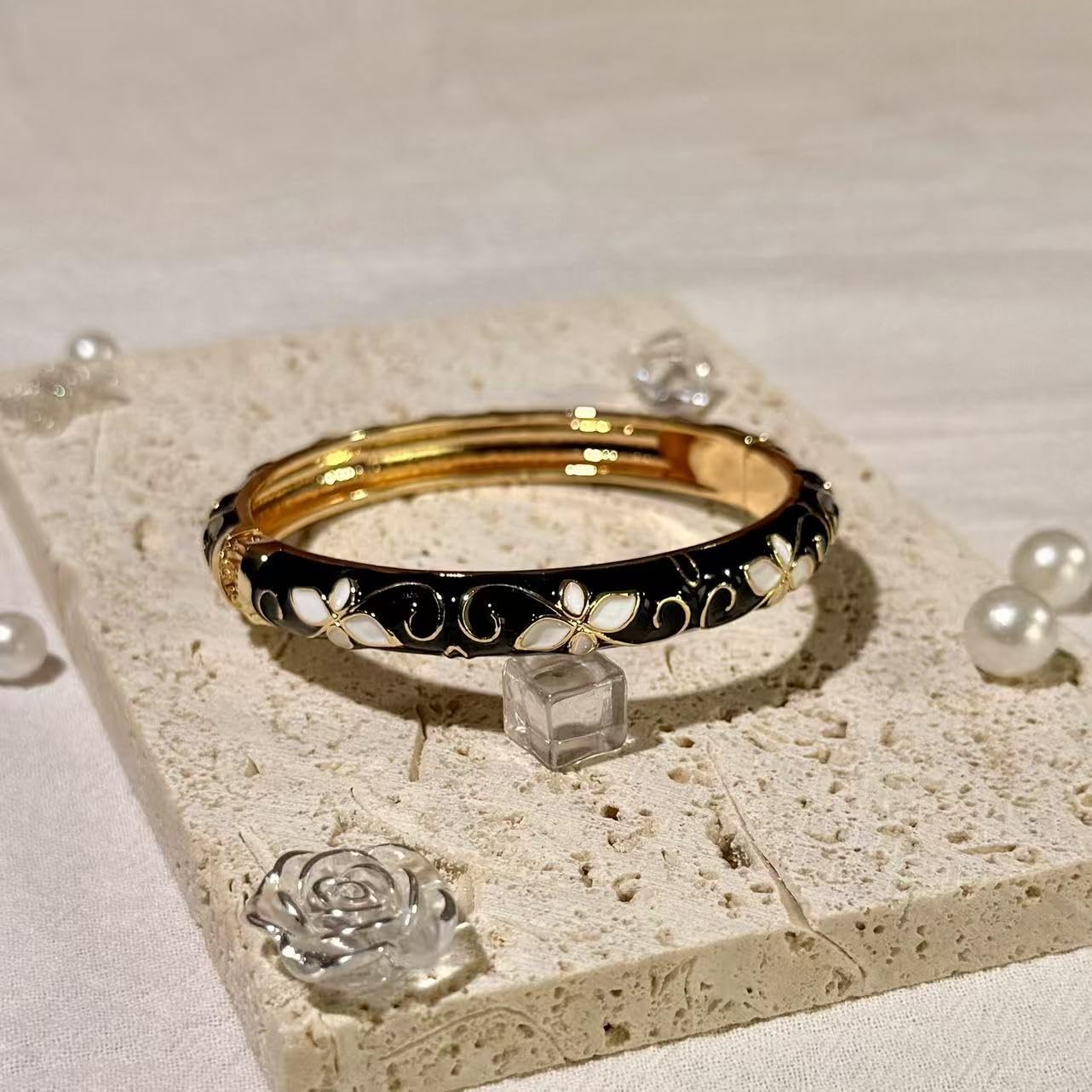 MQCEHTI Vintage Flower Cloisonne Bangle Bracelet for Women, Enamel Chunky Gold Plated Bracelets Jewelry Gifts (Black White Flower)