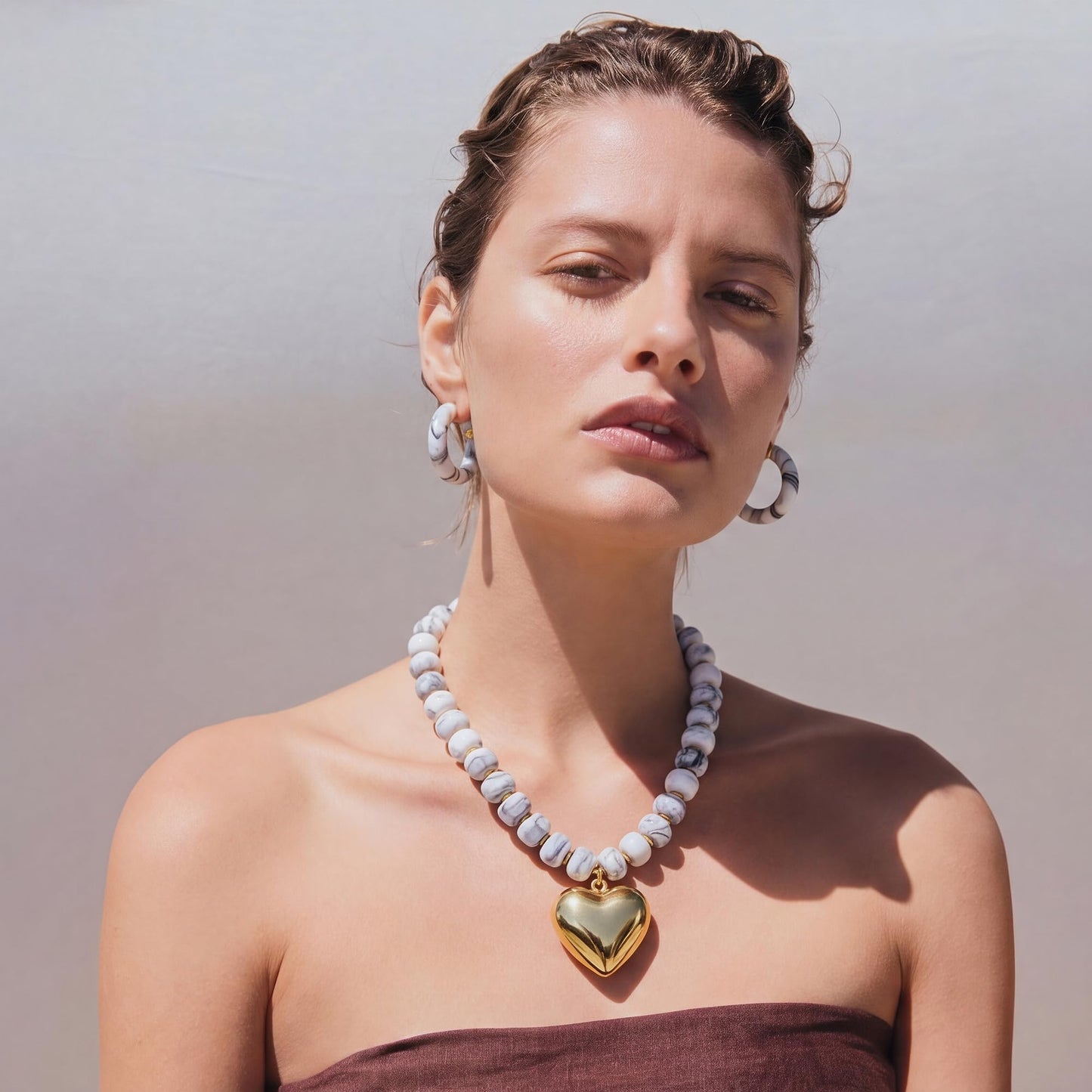 MIUSISHIYU White Grey Faux Howlite Marble Resin Chunky Necklaces for Women, Trendy Beaded Puffy Gold Heart Pendant Statement Choker, Lightweight Boho Y2K Beach Jewelry
