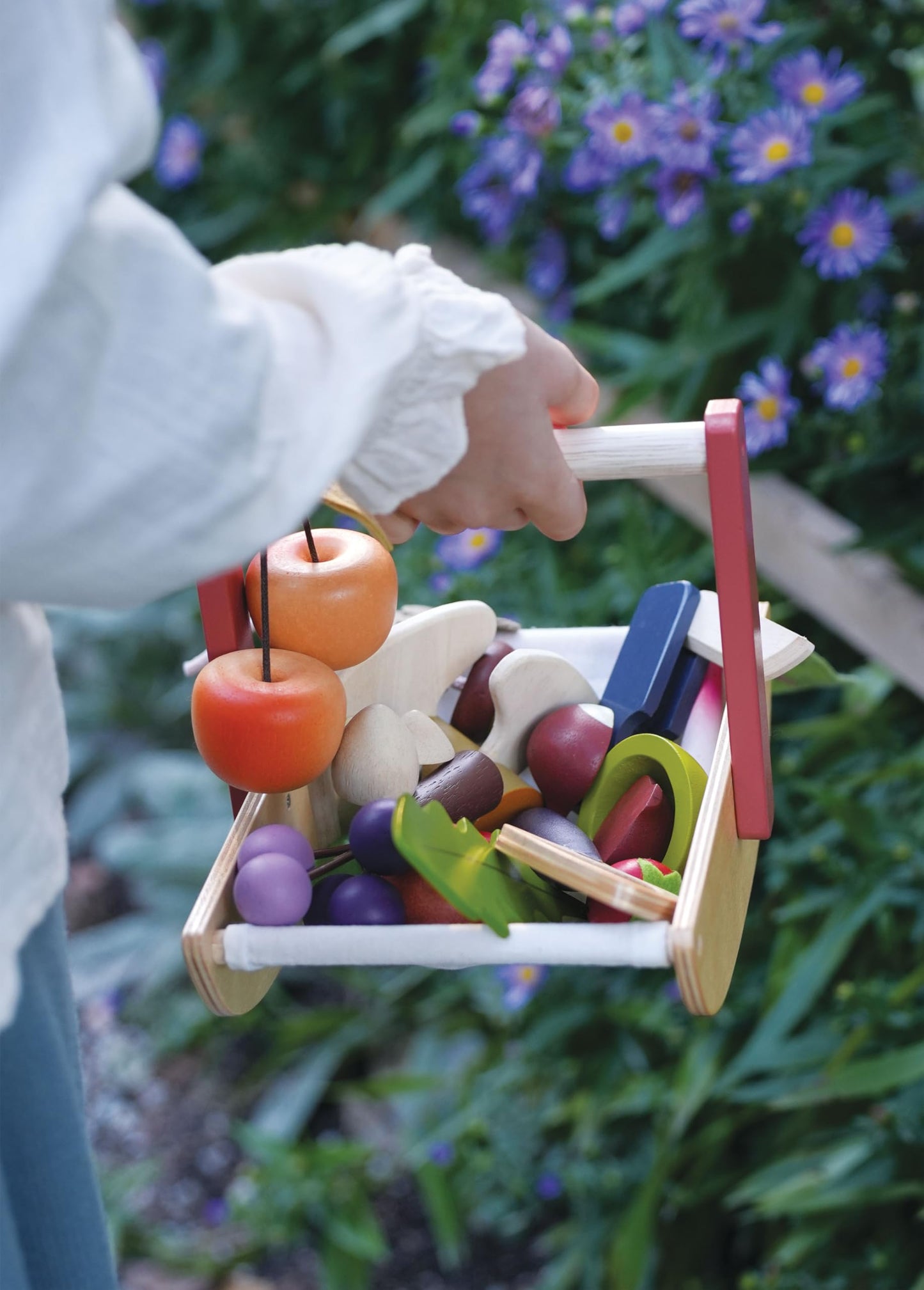 Tender Leaf Toys - Wild Wood Foraging Trug - Wood Nature Play Set with 15 Pretend Forest Finds - Includes Pocket Knife, Trowel, Recipe Leaflet - Encourages Imaginative Play, Sparks Curiosity - Age 3+