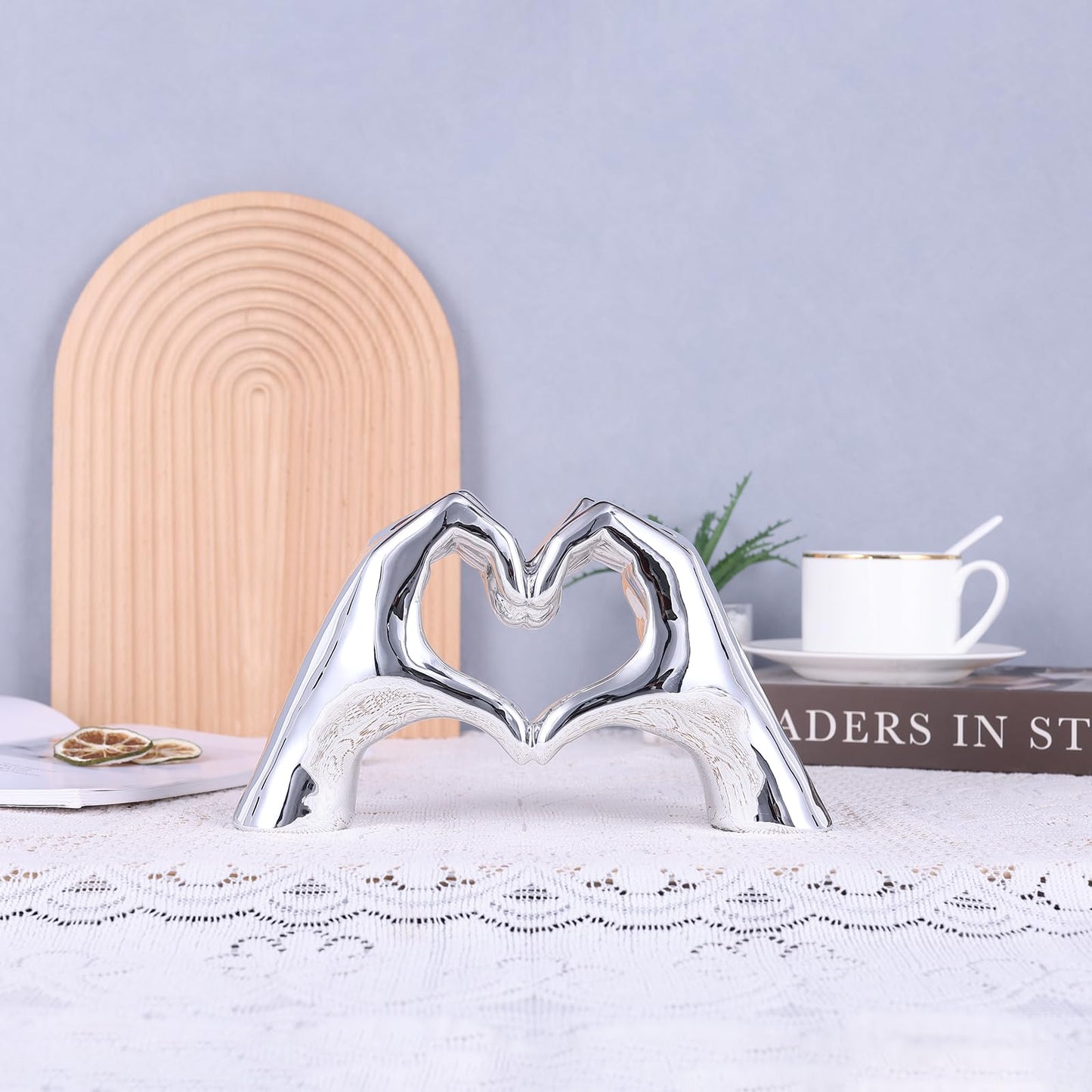Silver Heart Hands Sculpture , Love Centerpieces Aesthetic Statue and Sculpture Living Room Bedroom Bookshelf Coffe Table Boho Wedding Accents Decorations, Knick Knacks Home Decor for Shelves para