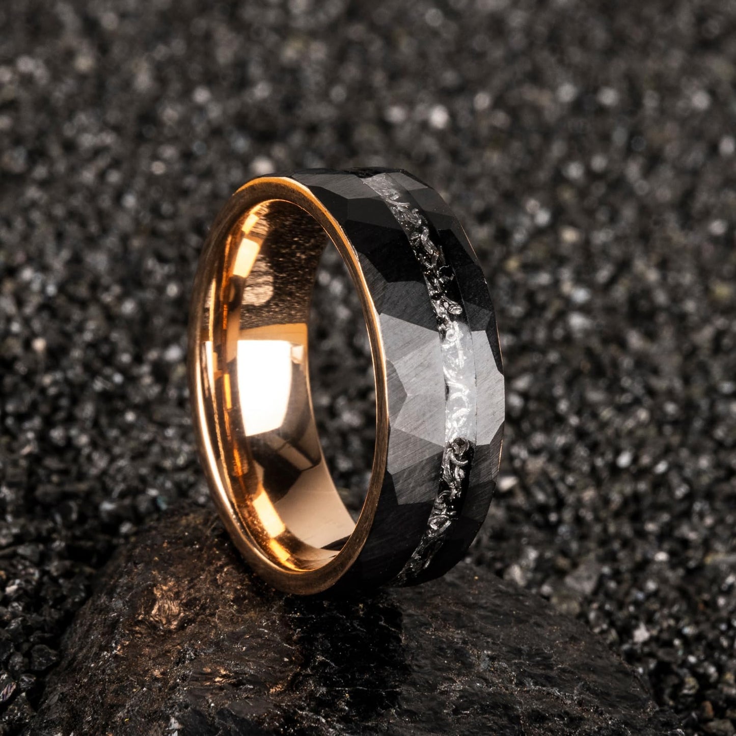 JEWPER 8mm Men Womens Wedding Band Tungsten Rings black rose gold Hammer pattern Fashion Promise Carbide Inlaid Iron Filings Matte Finish Edge Comfort Fit size(7)