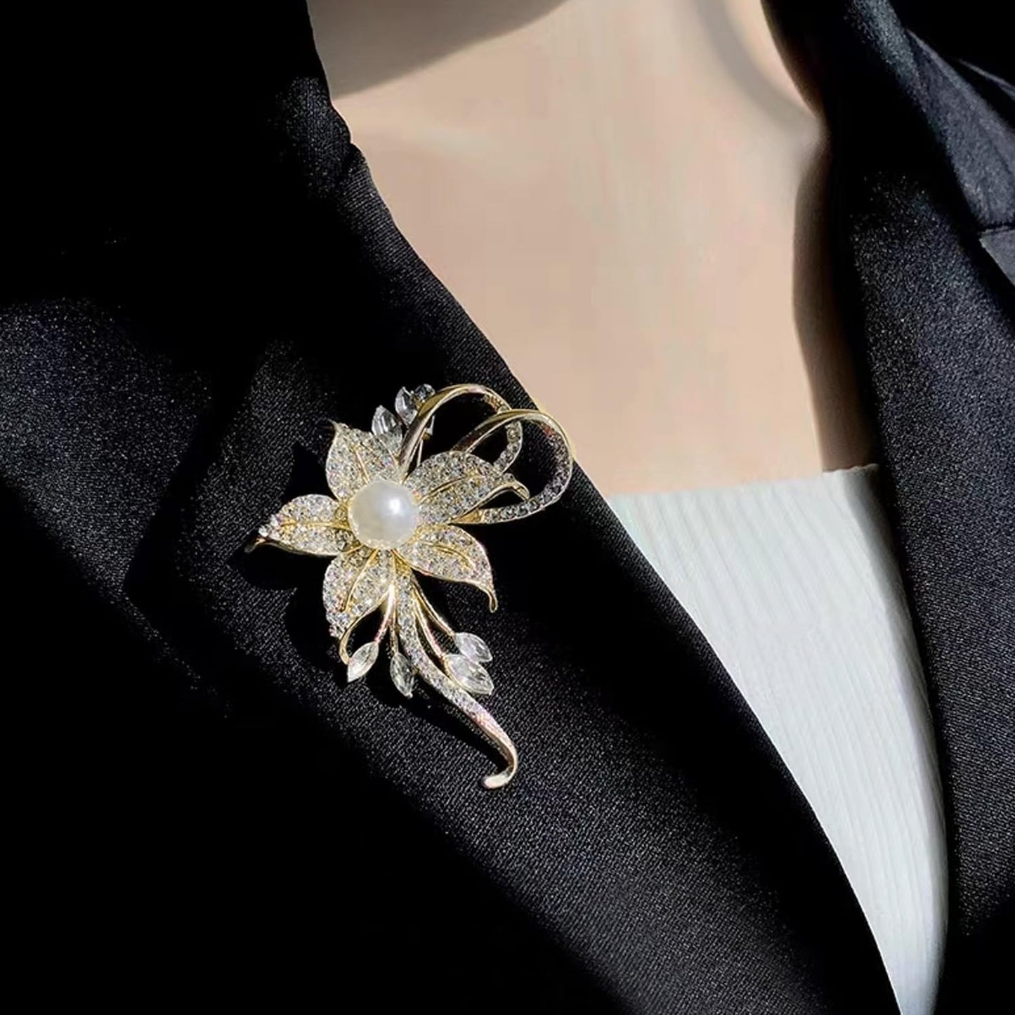 Gold Silver Flower Crystal Brooches Pins Fashion Beautiful Created Rhinestone Pearl Floral Brooch Good Idea for Party Dance Wedding Banquet for Elegant Women Girl(Gold Flower)
