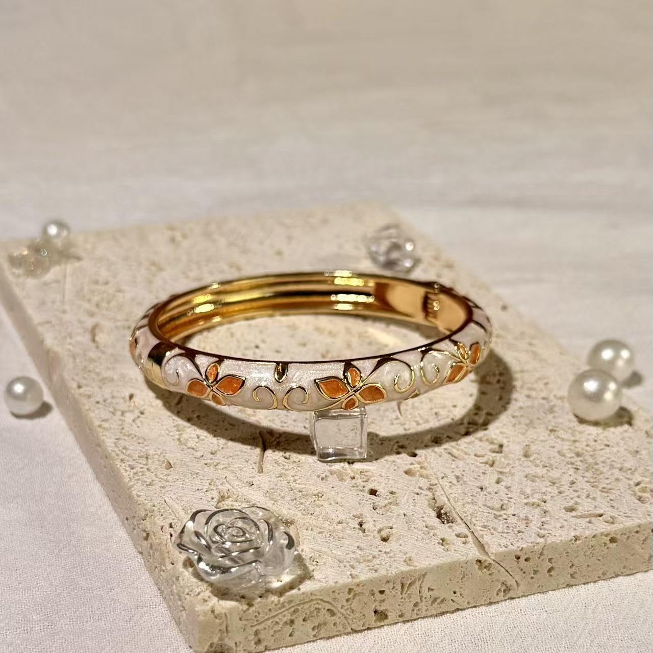 MQCEHTI Vintage Flower Cloisonne Bangle Bracelet for Women, Enamel Chunky Gold Plated Bracelets Jewelry Gifts (White Orange Flower)