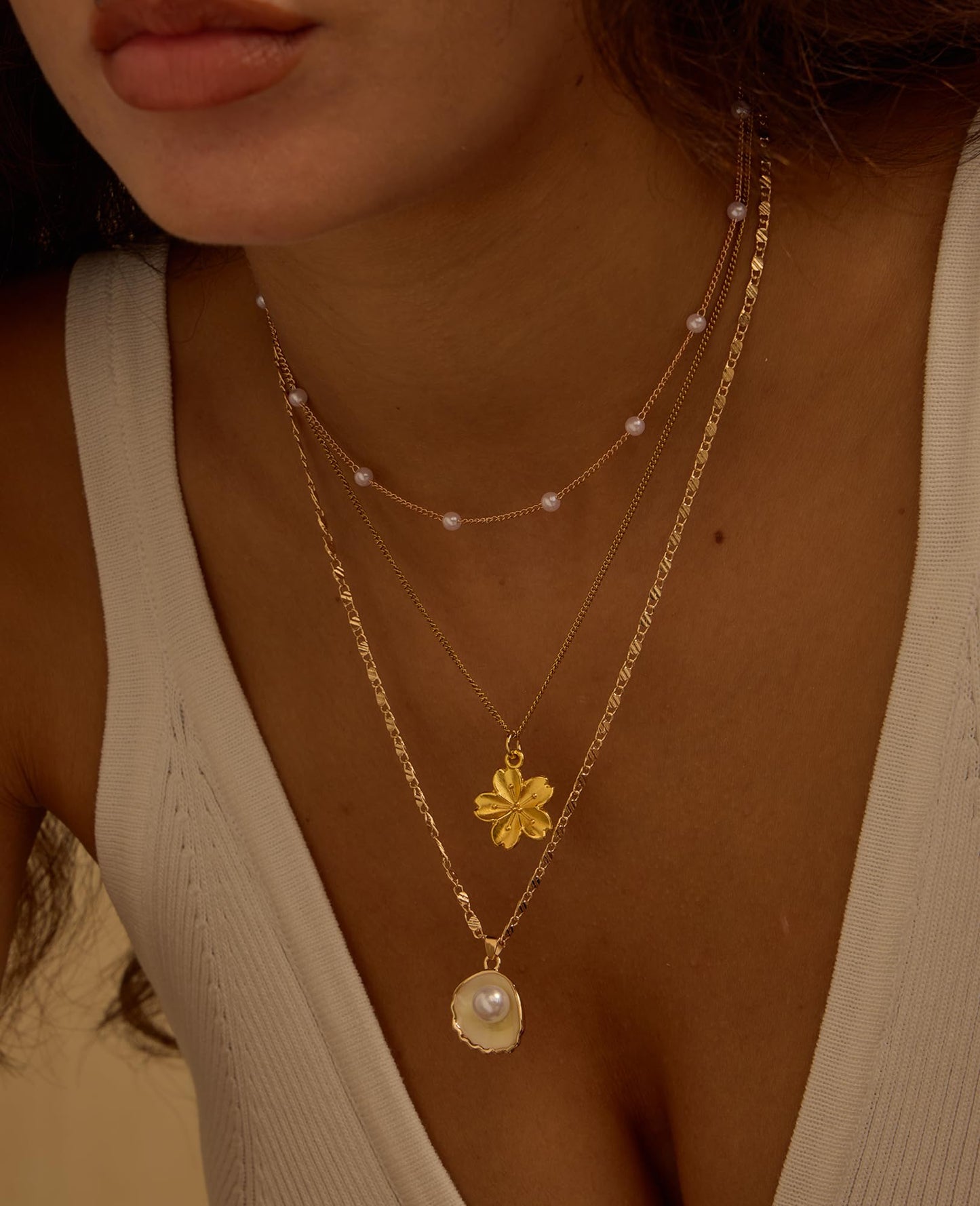 Drogomen Charm Necklaces for Women Layered Pearl Shell Choker Necklace Hibiscus Flower Necklace Beach Outfits for Vacation Summer Beach Hawaiian Jewelry for Women (CW)
