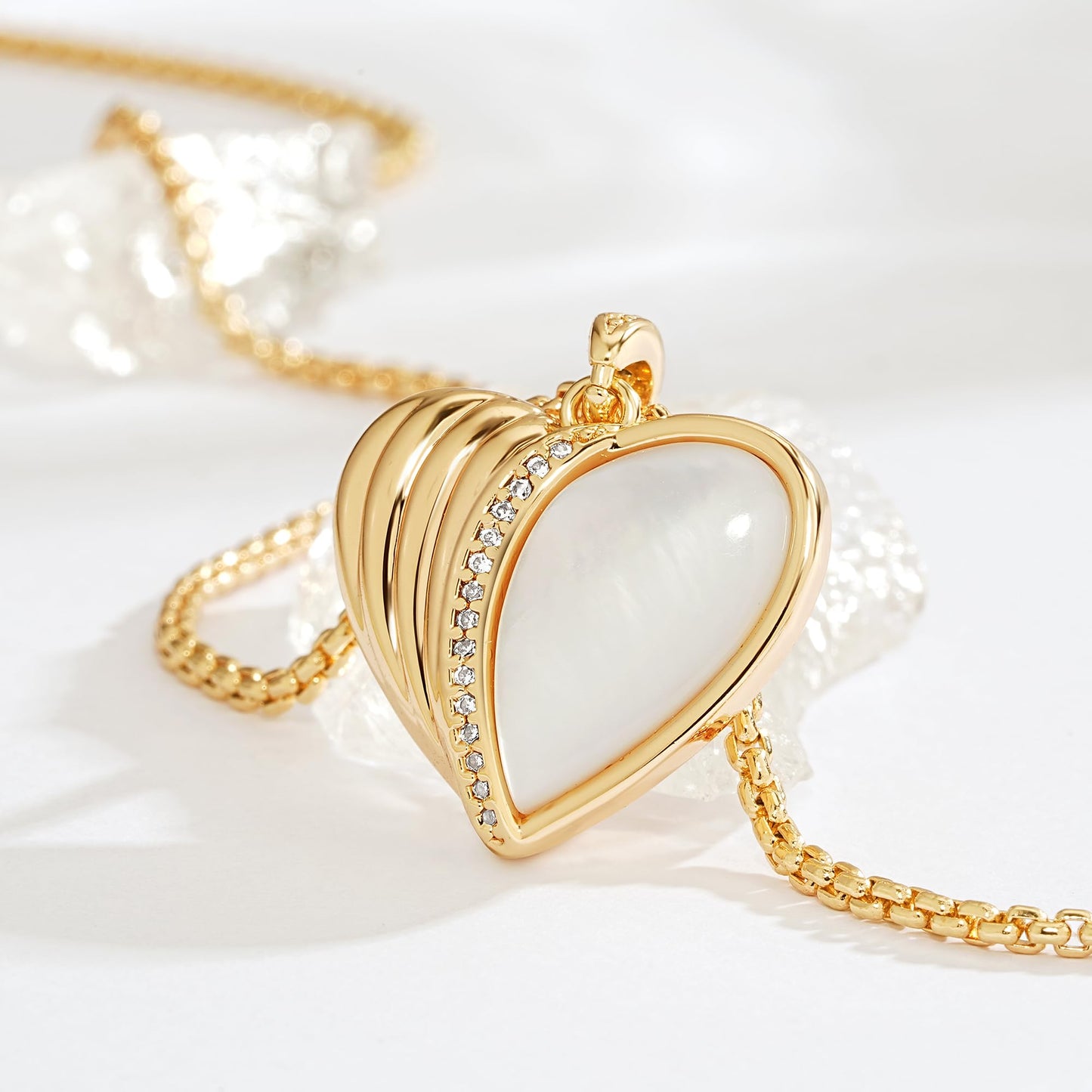 Fettero Dainty MOP Necklaces for Women, 14K Gold Plated Love Heart Pendant Cute Charm Neclace Delicate Pearl Beach Gold Necklace for Women Jewelry Gift