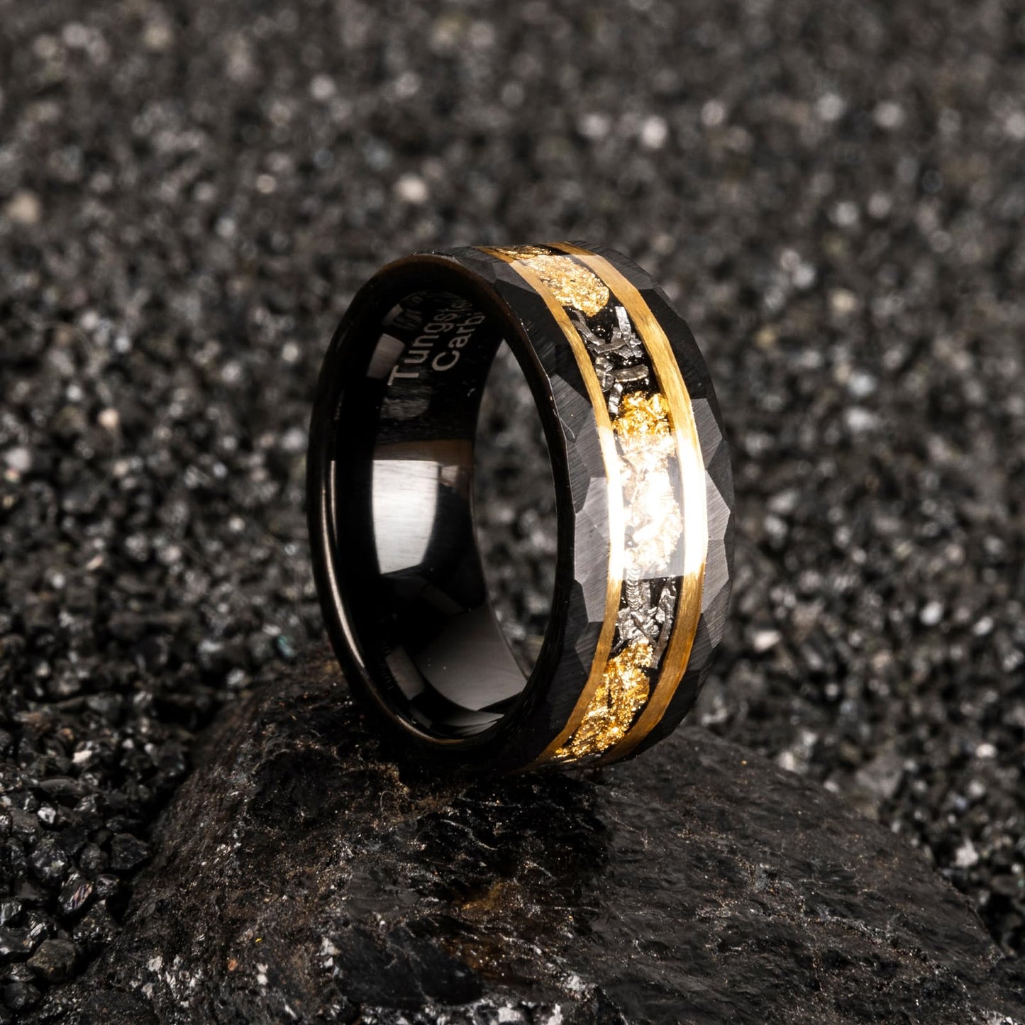 JEWPER 8mm Men Womens Wedding Band Tungsten Rings Gold Black Hammer pattern Fashion Promise Carbide Inlaid Gold Leaf Iron Filings Matte Finish Edge Comfort Fit size(7)