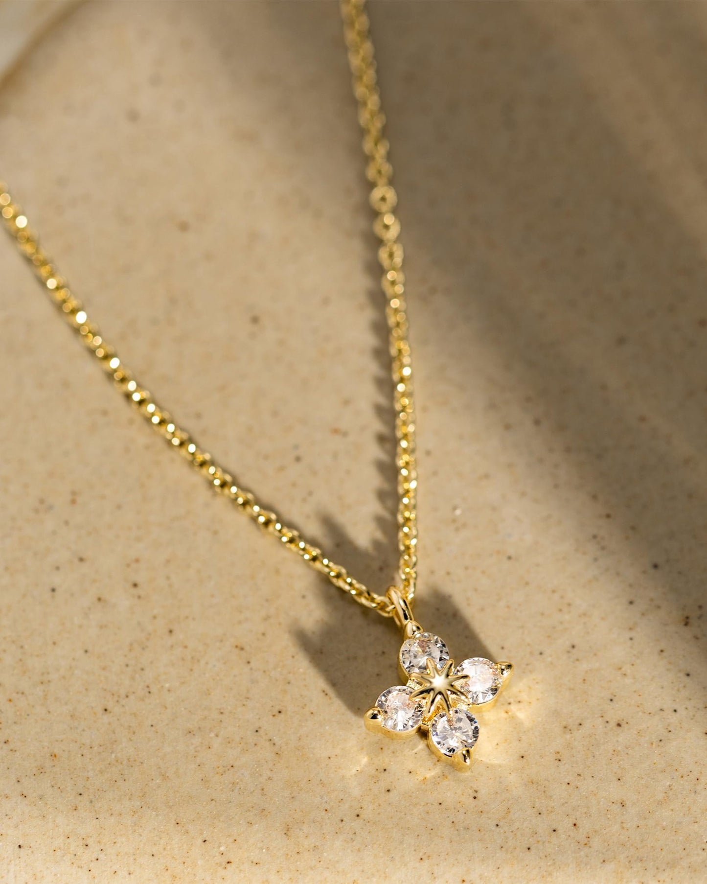 GUOKE Clover Necklace for Women, 14K Gold Plated Cute Dainty Necklace Four Leaf Clover Pendant Mothers Day Jewelry Gift