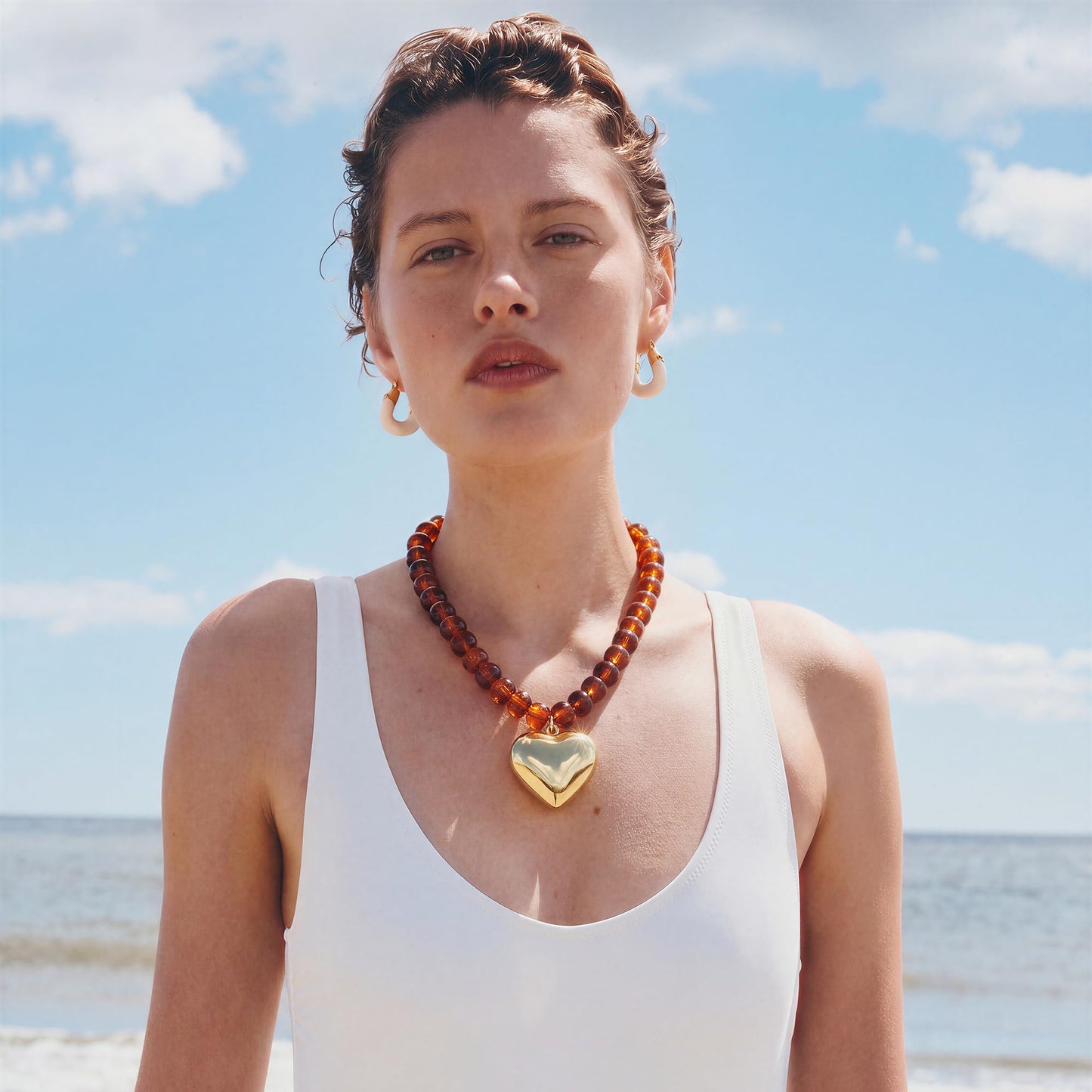 MIUSISHIYU Amber Brown Faux Stone Resin Chunky Necklaces for Women, Trendy Beaded Puffy Gold Heart Pendant Statement Choker, Lightweight Boho Y2K Summer Beach Jewelry