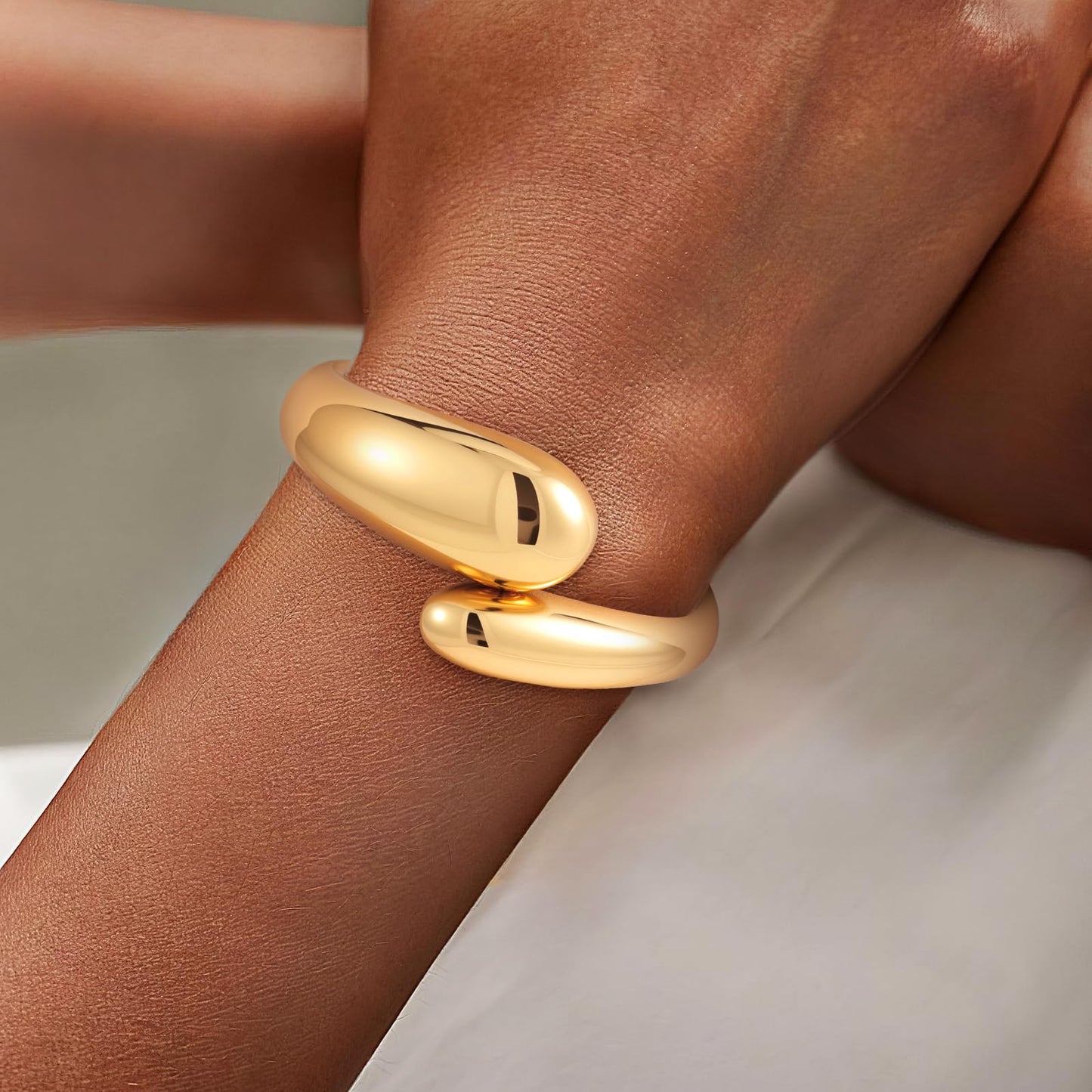 Yowivon Gold Bangles Bracelet for Women, Chunky Gold Bracelet Teardrop Twisted Hinged Open Bangle Bracelets, Non Tarnish 18K Gold Plated Thick Cuff Bracelets Trendy Jewelry Gifts
