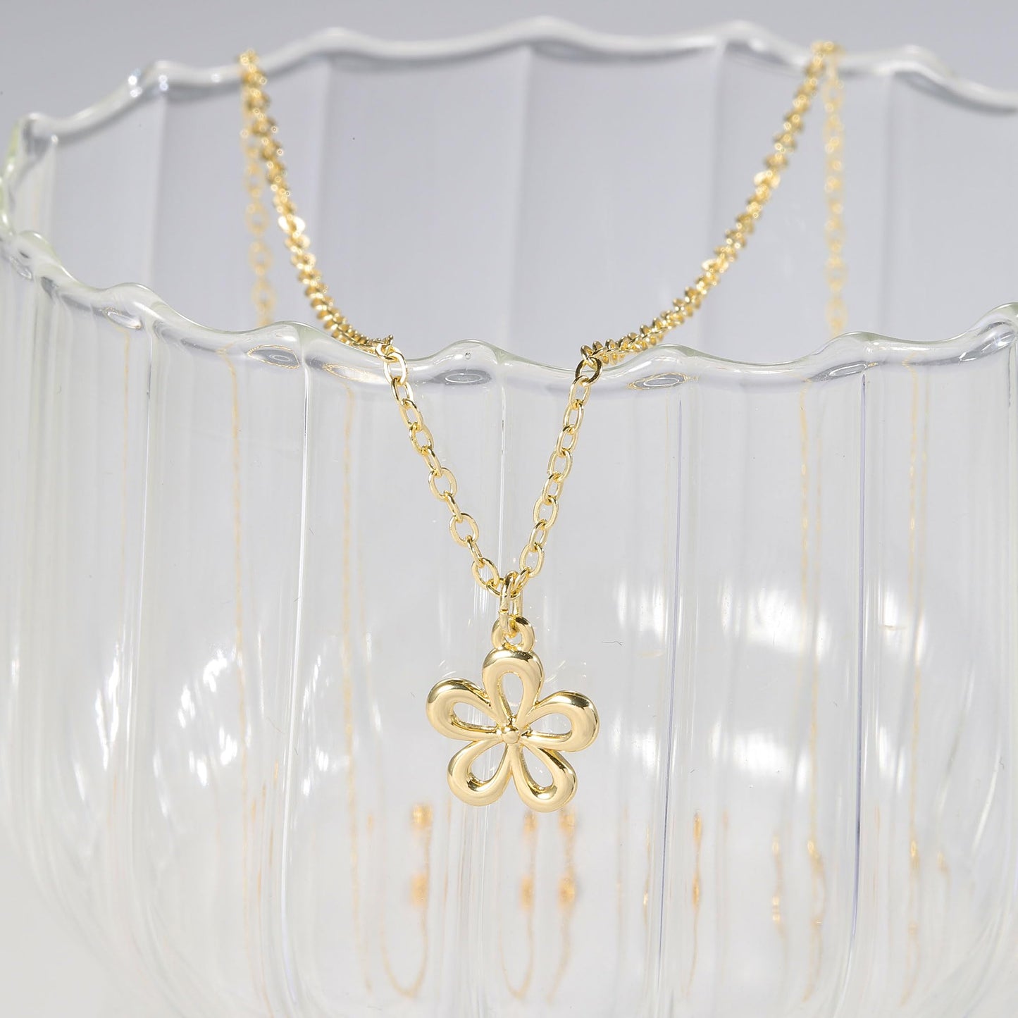 GUOKE Flower Necklace - 14K Gold Plated Dainty Gold Necklace Simple Jewelry for Women