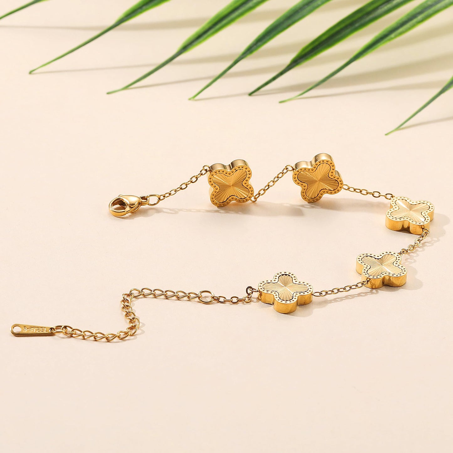 AIPPK 18K Gold Plated Clover Bracelet Dupes Gold Danity Bracelet for Women Flower Four Leaf Bracelets Lucky Jewelry Gifts for Women (Gold)