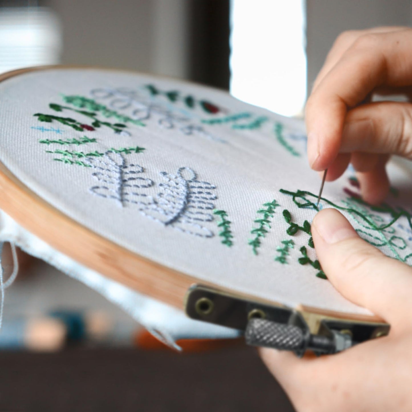 Embroidery Hoop 8 Inch 12 Pieces, Circle Embroidery Hoops Bulk, Round Large Embroidery Hoop, Adjustable Hoop Ring for Art Craft Handy Sewing Cross Stitch Supplies