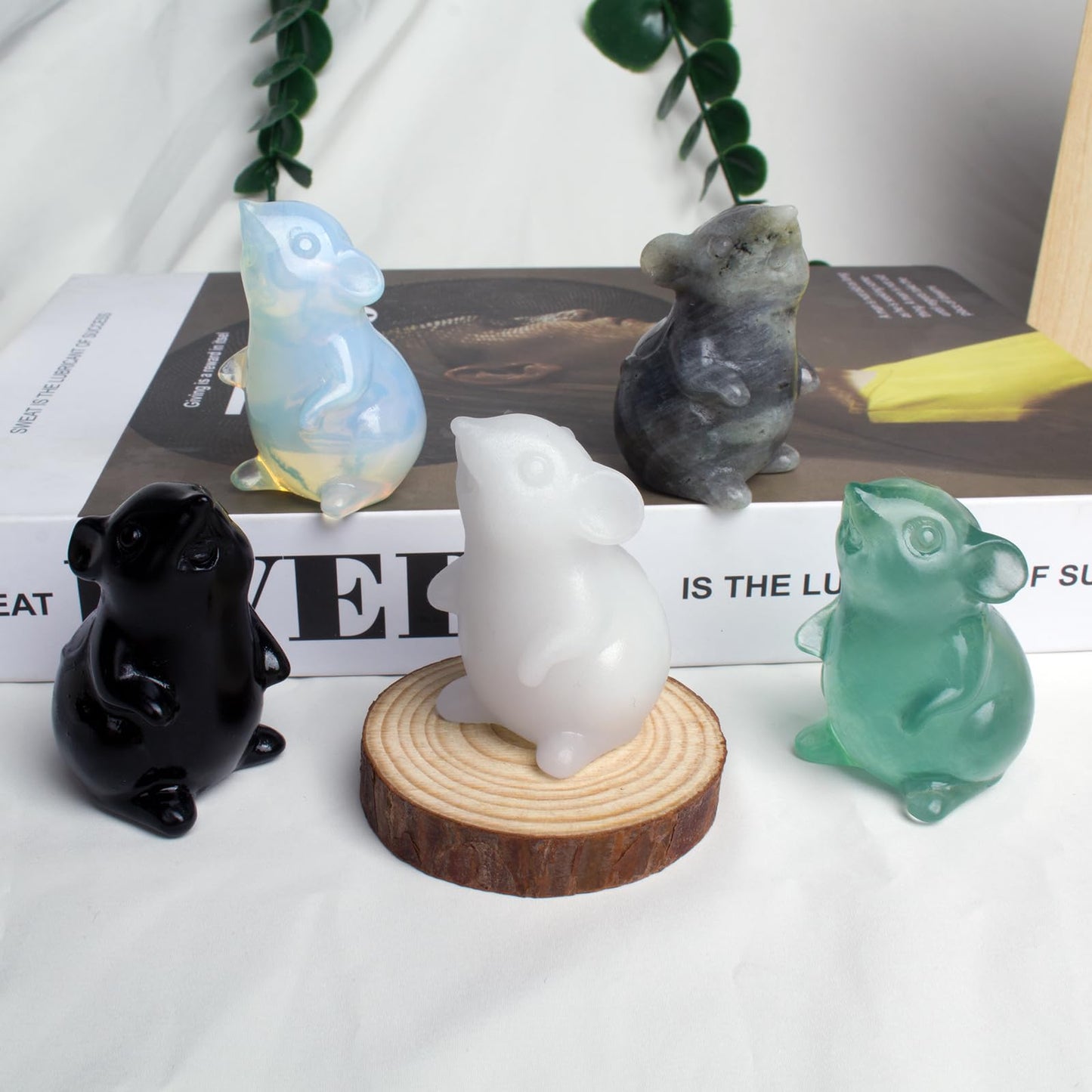 Ytbeoxk Handmade White Marble Crystal Mouse Figurine Natural Quartz Mouse Sculpture Wealth Attracting Feng Shui Decor Mini Desk Ornament Meditation Crystal Animal Mouse.