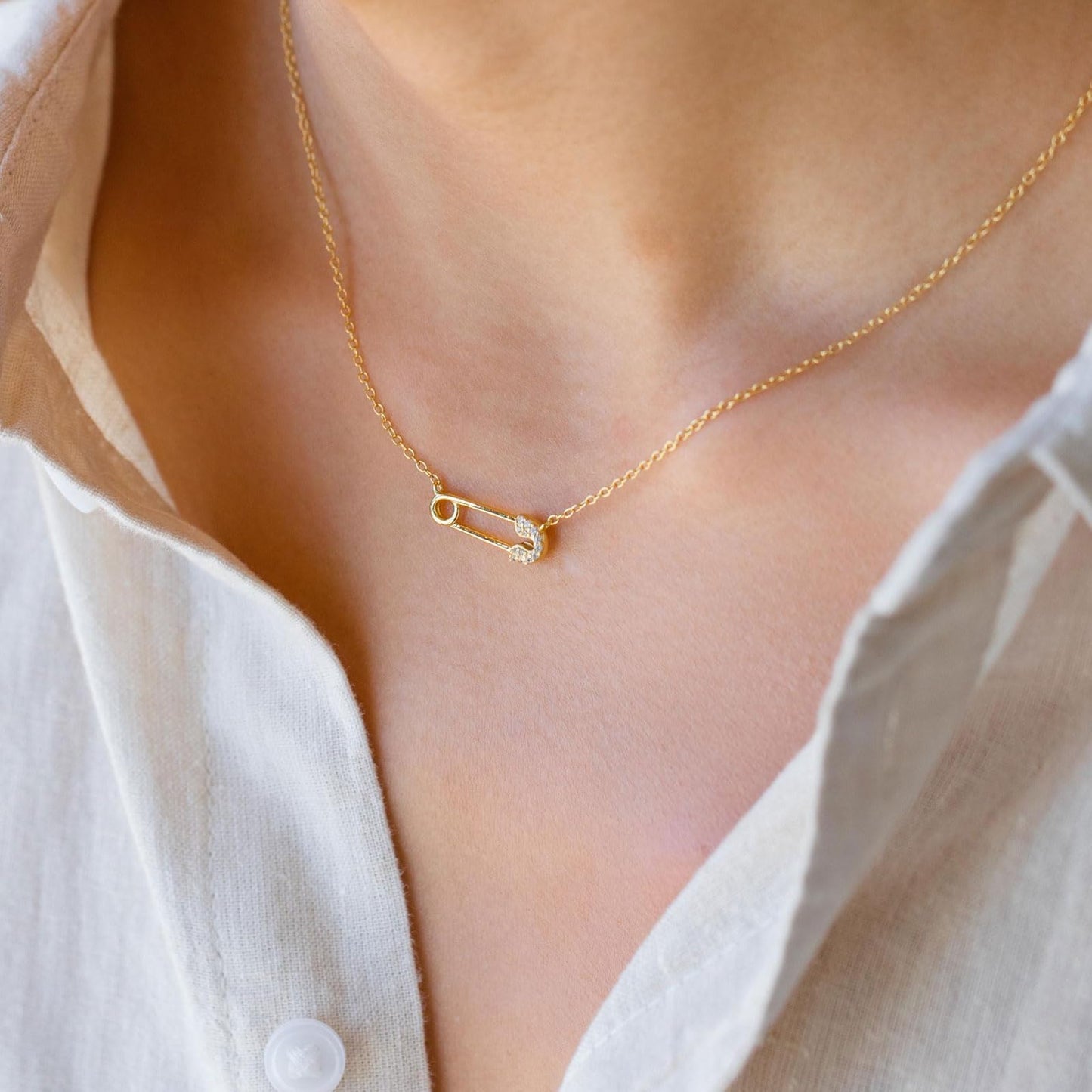 VRIUA Safety Pin Necklace 14K Gold Plated Dainty Gold Pin Paperclip Necklaces for Women Everyday Simple Jewelry
