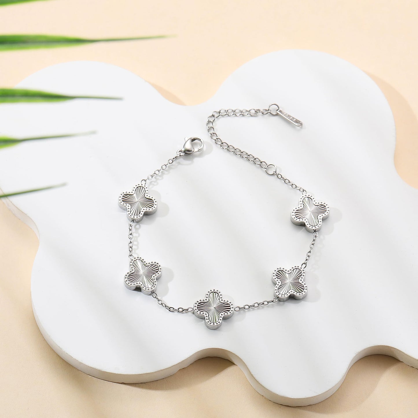 AIPPK 18K Gold Plated Clover Bracelet Dupes Gold Danity Bracelet for Women Flower Four Leaf Bracelets Lucky Jewelry Gifts for Women (Silver)
