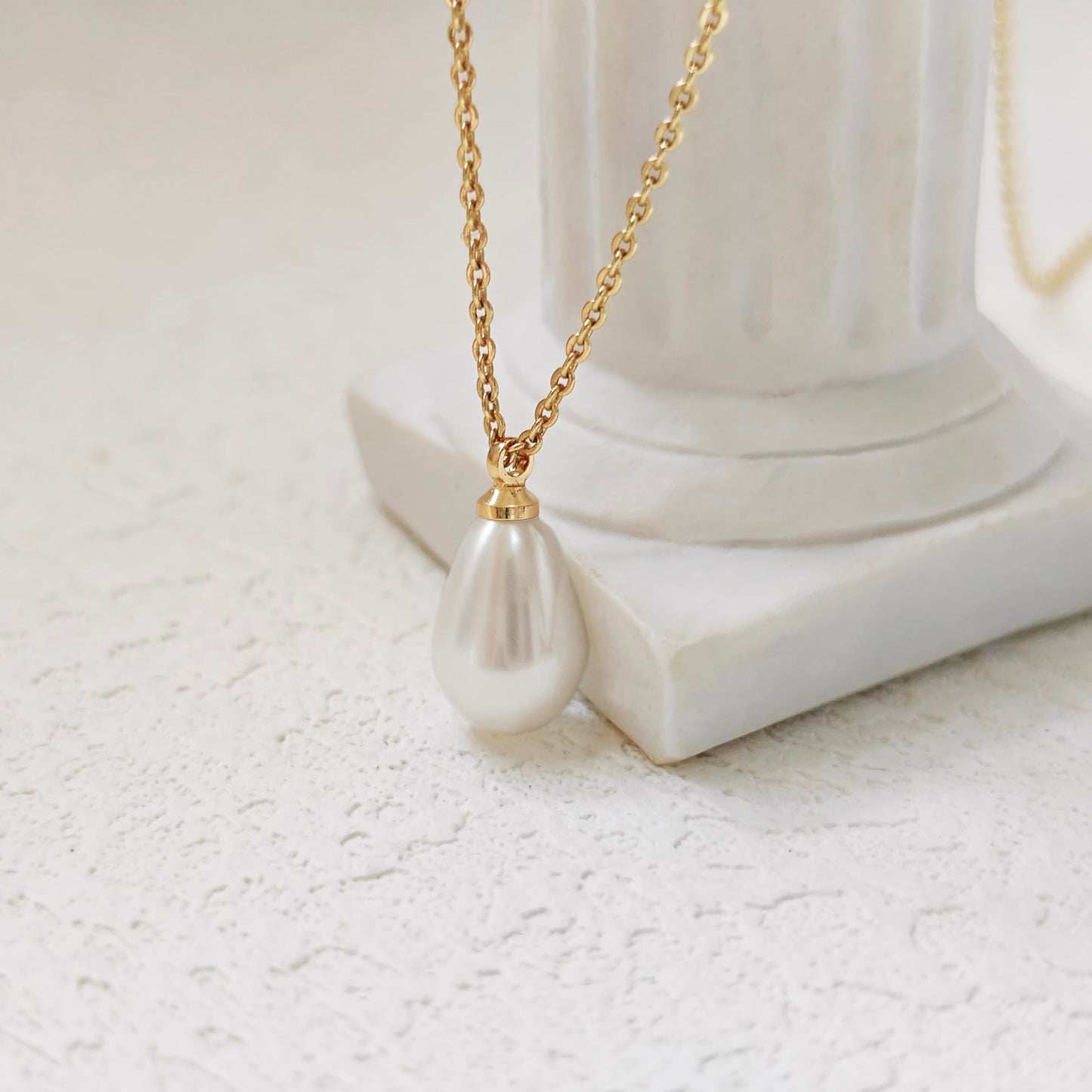 Zeffy Dainty Gold Necklace for Women Pearl Drop Trendy Teardrop-shaped Pearls Pendant Necklace 14k Gold Plated Chain Necklace Non Tarnish Cute Single Pearl Necklace Fashion Wedding Jewelry Gifts