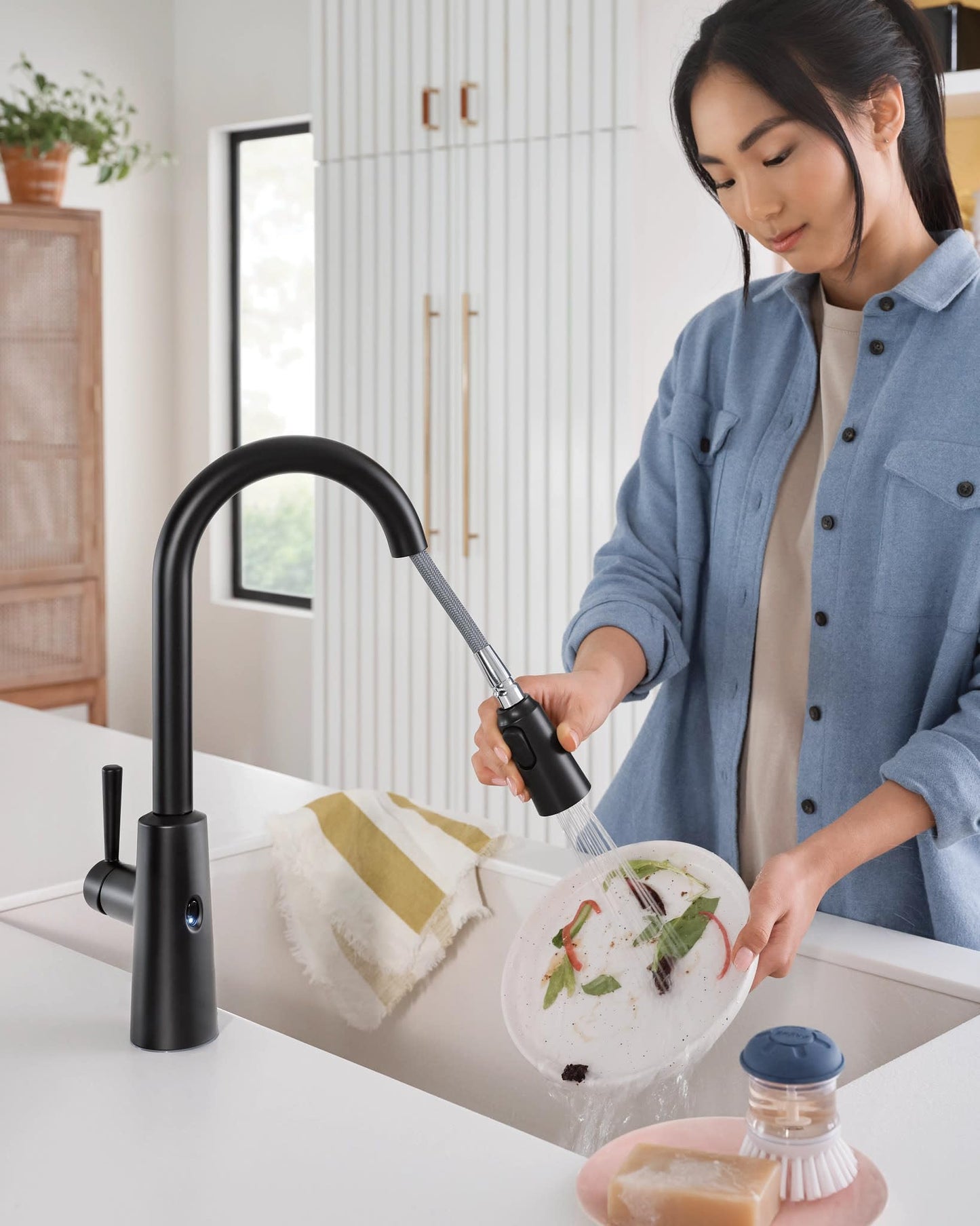 Moen Riley Matte Black Motionsense Wave Sensor Touchless One Handle Pulldown Kitchen Faucet Featuring Power Clean, 7402EWBL