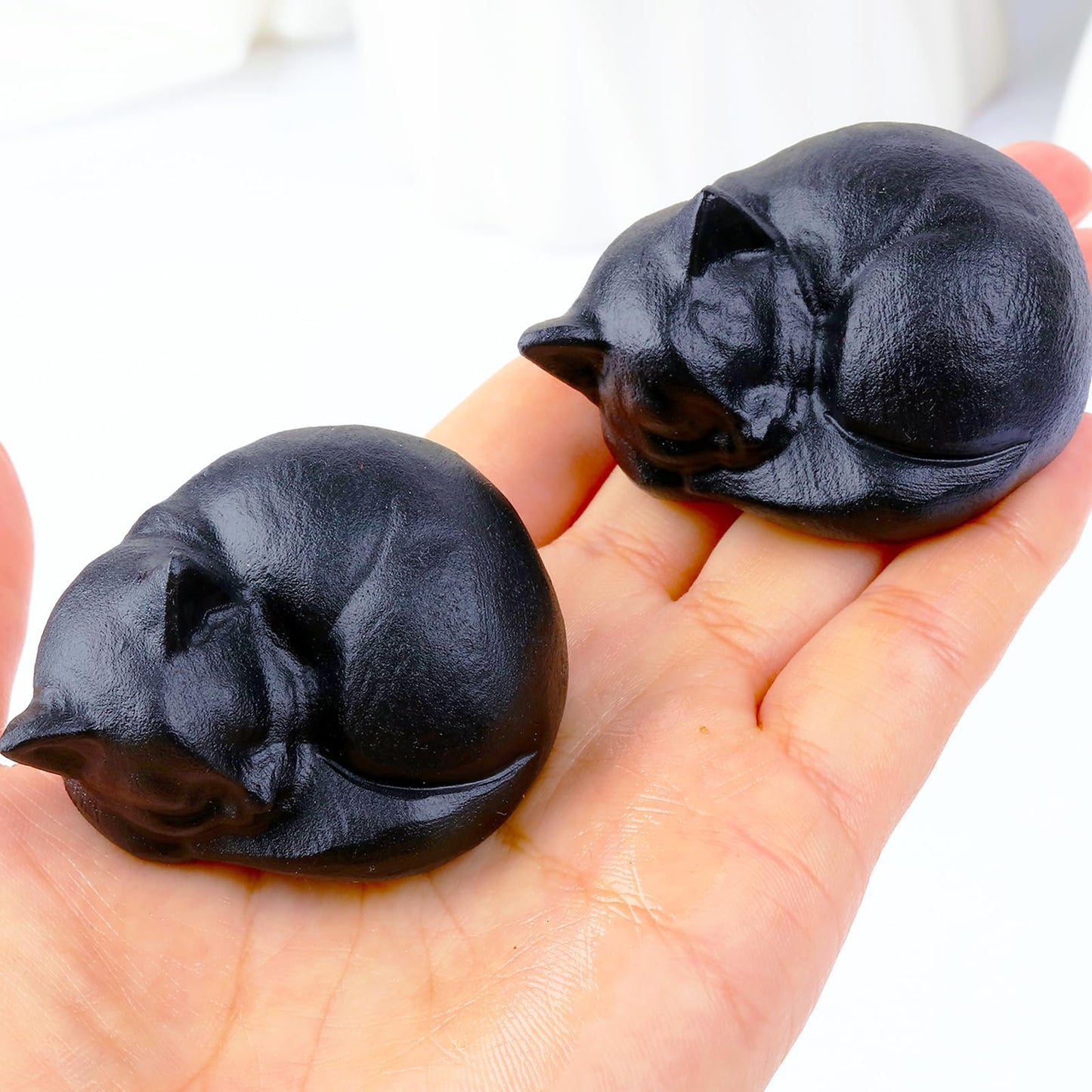 Ytbeoxk 2.1 Inch Black Obsidian Cat Crystal Statue, Healing Crystal Gemstones Decorations, Lucky Cute Kitten Figurines, Black Sleeping Cat Gifts Home Office Desk Decor for Kitten Lovers Woman Men