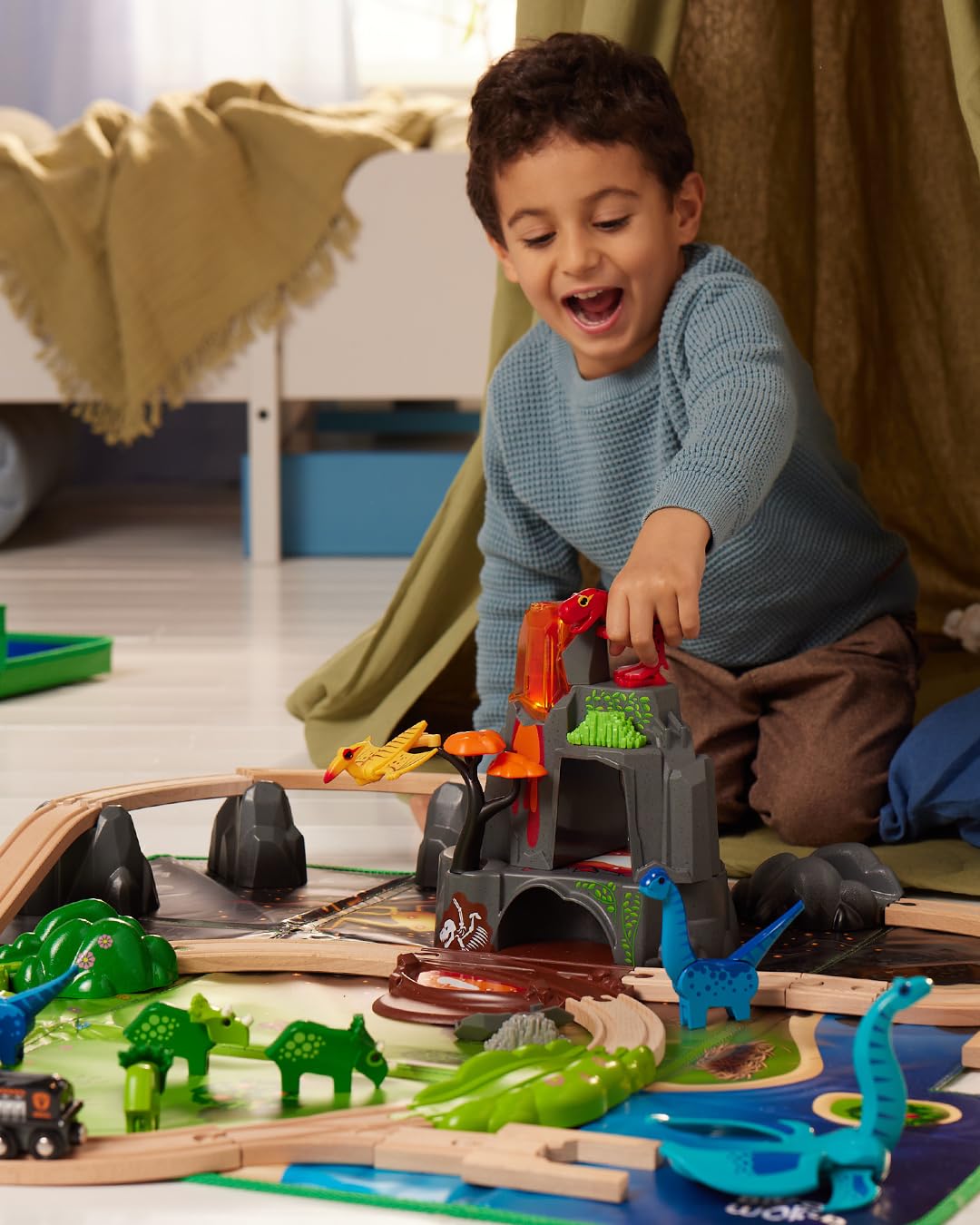 BRIO World Dinosaur Deluxe Set - 44-Piece FSC-Certified - Wood Train Set & Accessories - Works with All Wooden Train Sets - Dinosaur Train Engine, 2 Wagons, 8 Dinosaurs, Tracks & More - Kids Ages 3+