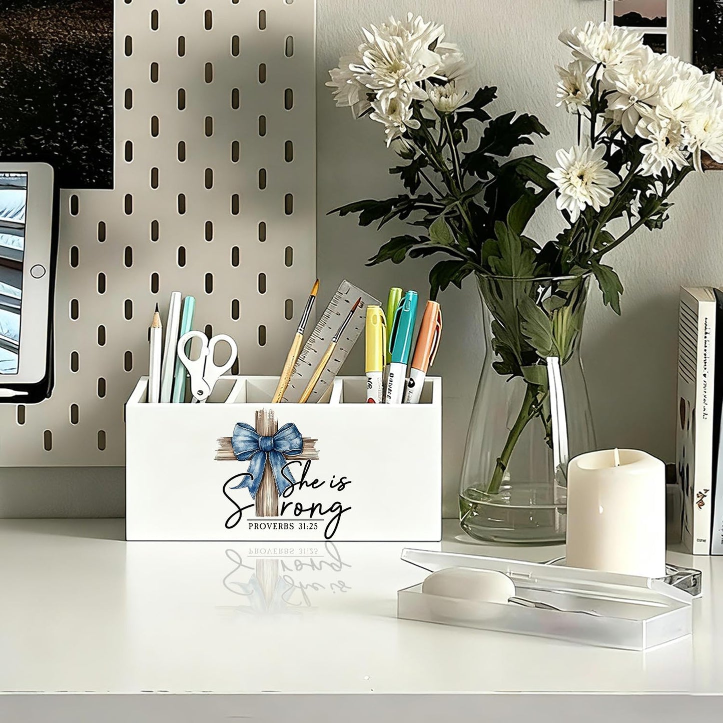 LIANGW Christian Pen Holder, Christian Gifts for Women Pencil Holder for Desk, Proverbs 31 Woman Gifts, Preppy Bow Bible Verse Wooden Box Sign Decorations for Girly Room Bedroom Dorm Desk Tabletop