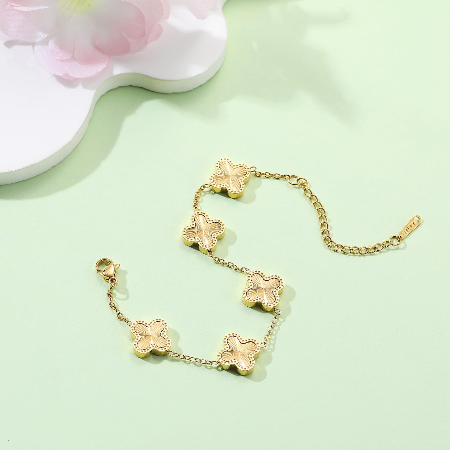 AIPPK 18K Gold Plated Clover Bracelet Dupes Gold Danity Bracelet for Women Flower Four Leaf Bracelets Lucky Jewelry Gifts for Women (Gold)