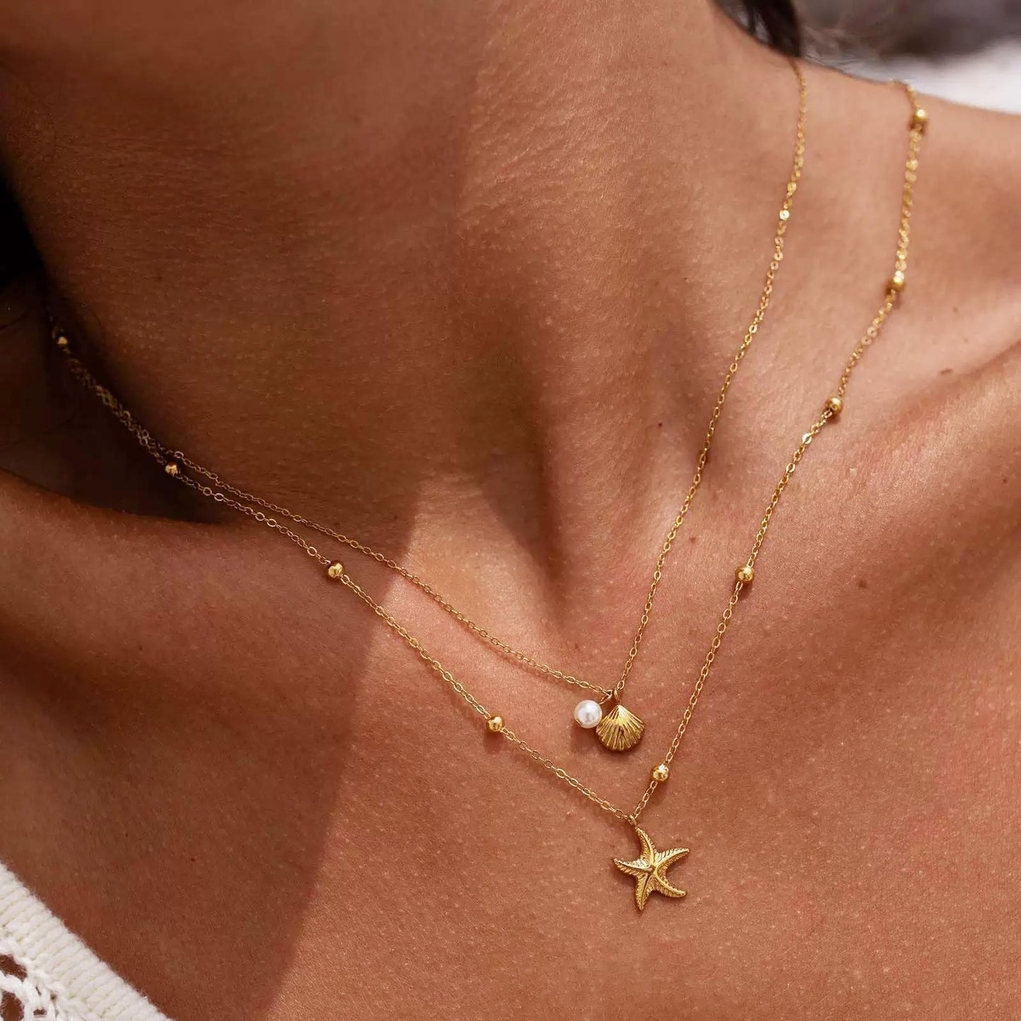 Shell Starfish Necklace for Women Gold Tone Layered Beach Jewelry Pearl Seashell Charm Adjustable Coastal Necklace for Summer Vacation Outfits Gifts