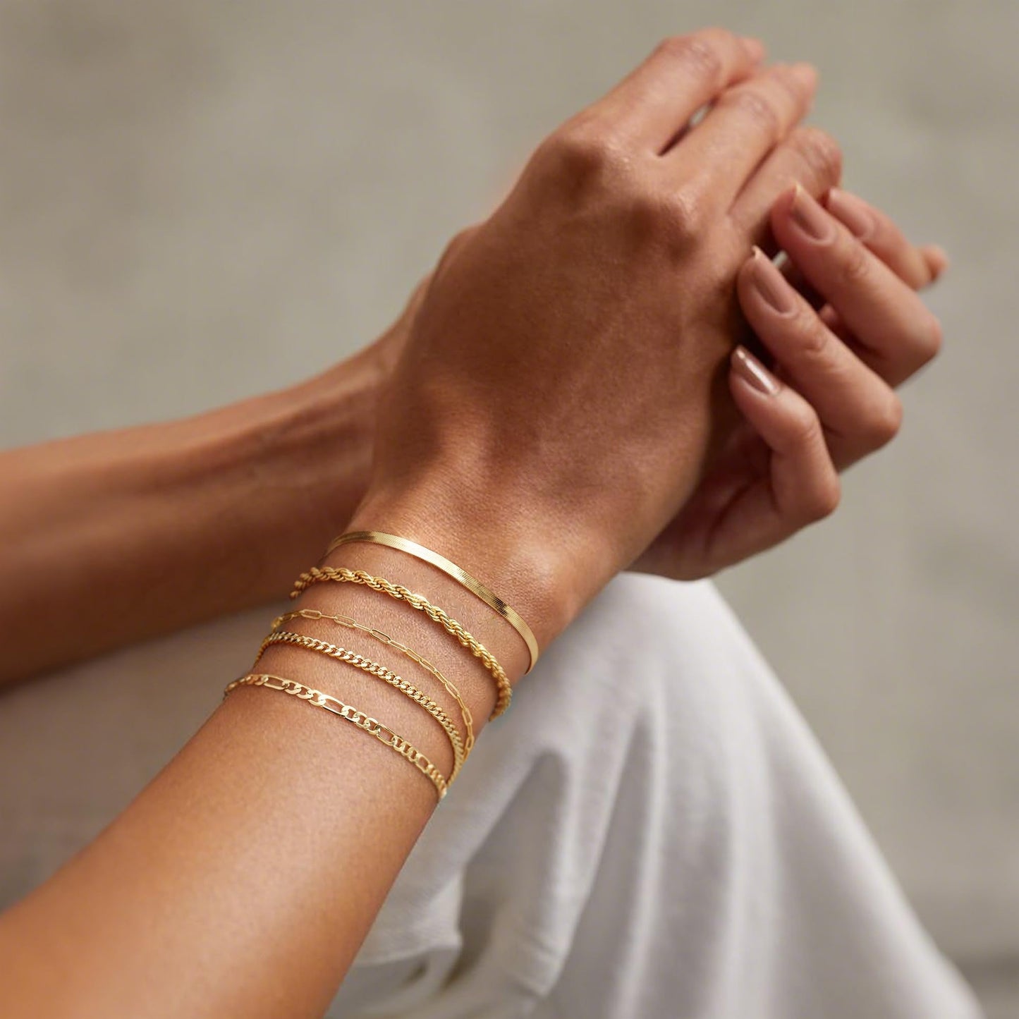 Krfy 5Pcs Gold Plated Bracelets for Women Trendy, Bracelet Stack Non Tarnish Waterproof Bracelets for Women Fashion Accessories with Paperclip Herringbone Figaro Cuban Twist Chains