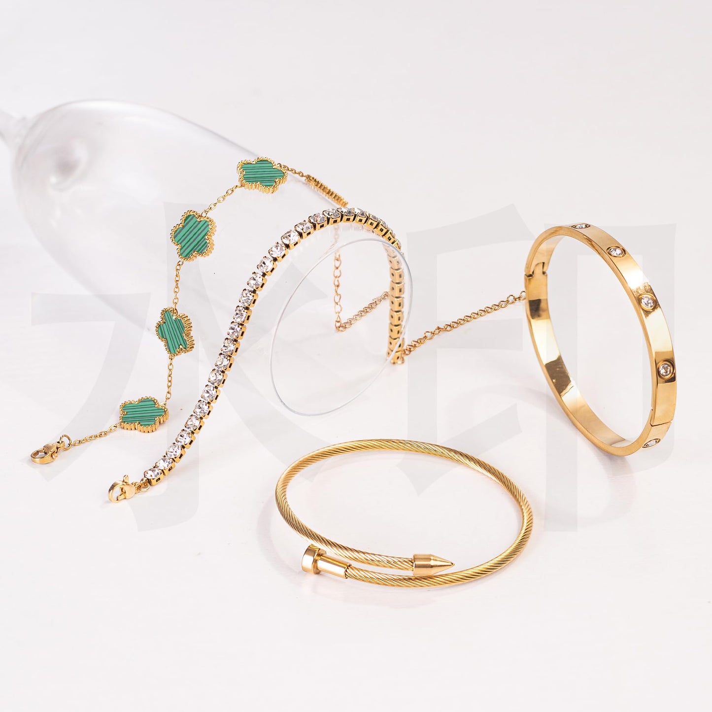 Lamdo 18K Gold Plated Womens Stackable Floral Gold Clover Bracelets Set Love Bangle Bracelets Non Tarnish, Gold Bracelet Set Trendy Jewelry,Gifts for Women's Day and Mother's Day