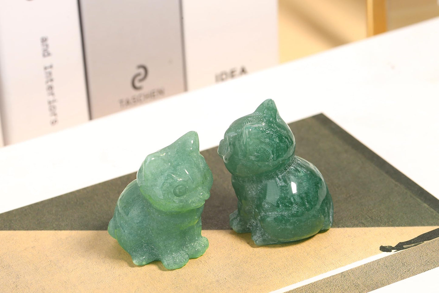 QINJIEJIE Green Aventurine Crystal Cat Figurines Healing Crystals Stone Statue Hand Carved Gemstone Sculpture Home Office Decoration Sitting Cat Gifts for Women Men