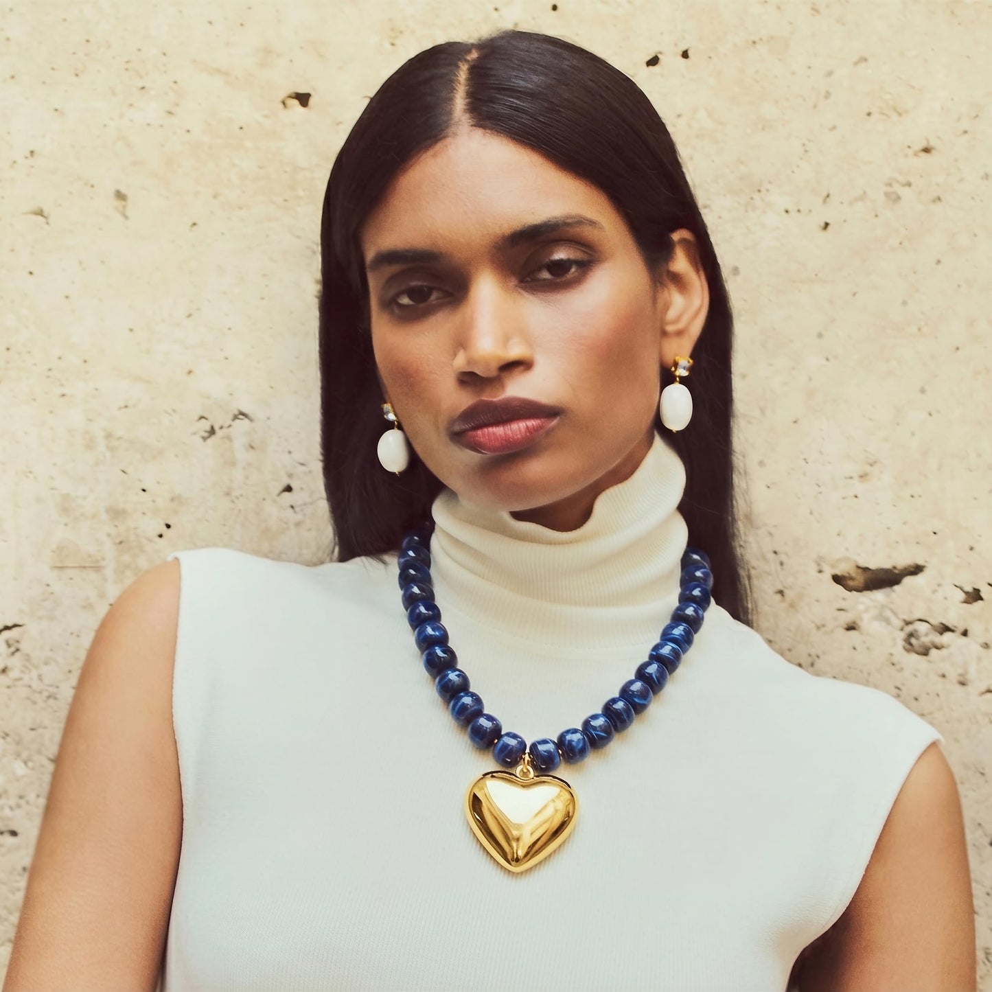 MIUSISHIYU Navy Blue Faux Lapis Lazuli Resin Chunky Necklaces for Women, Trendy Beaded Puffy Gold Heart Pendant Statement Choker, Lightweight Boho Y2K Summer Beach Jewelry