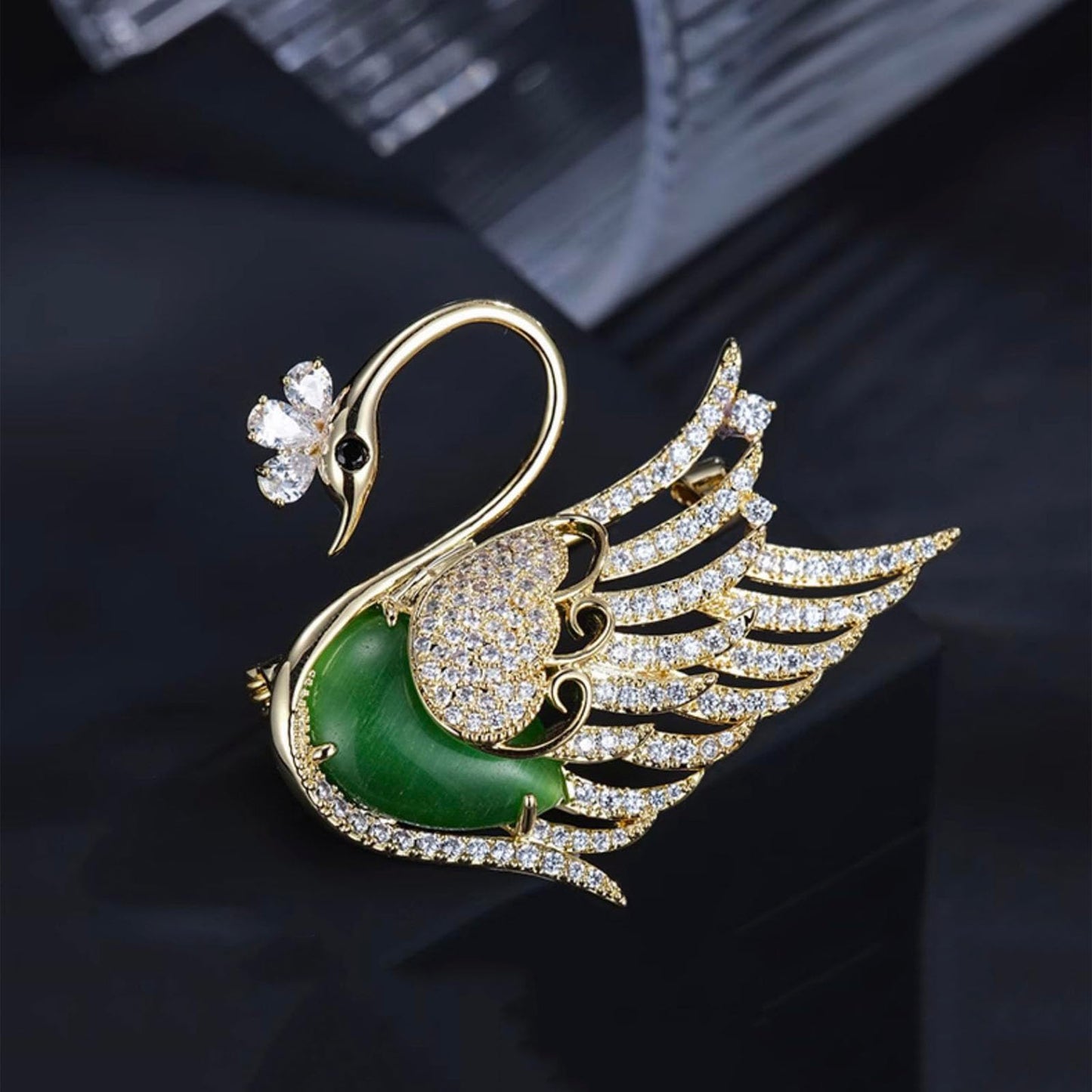Vintage Green Emerald Swan Brooch for Women, Exquisite Crystal Rhinestone Wedding Lapel Pin, Elegant Flower-Inspired Fashion Jewelry Gift for Her