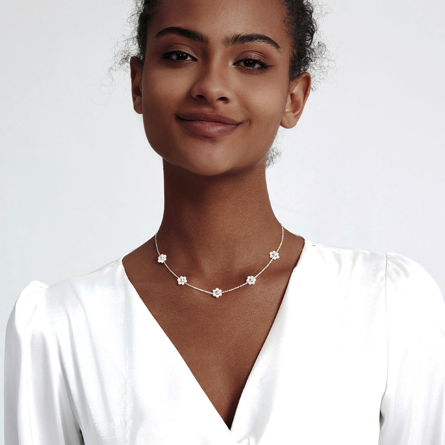 Zeffy Silver Pearl Daisy Necklaces Silver Plated Dainty Chain Cute Daisy Pearl Choker Necklace Flower Necklaces for Women Trendy Jewelry Gifts