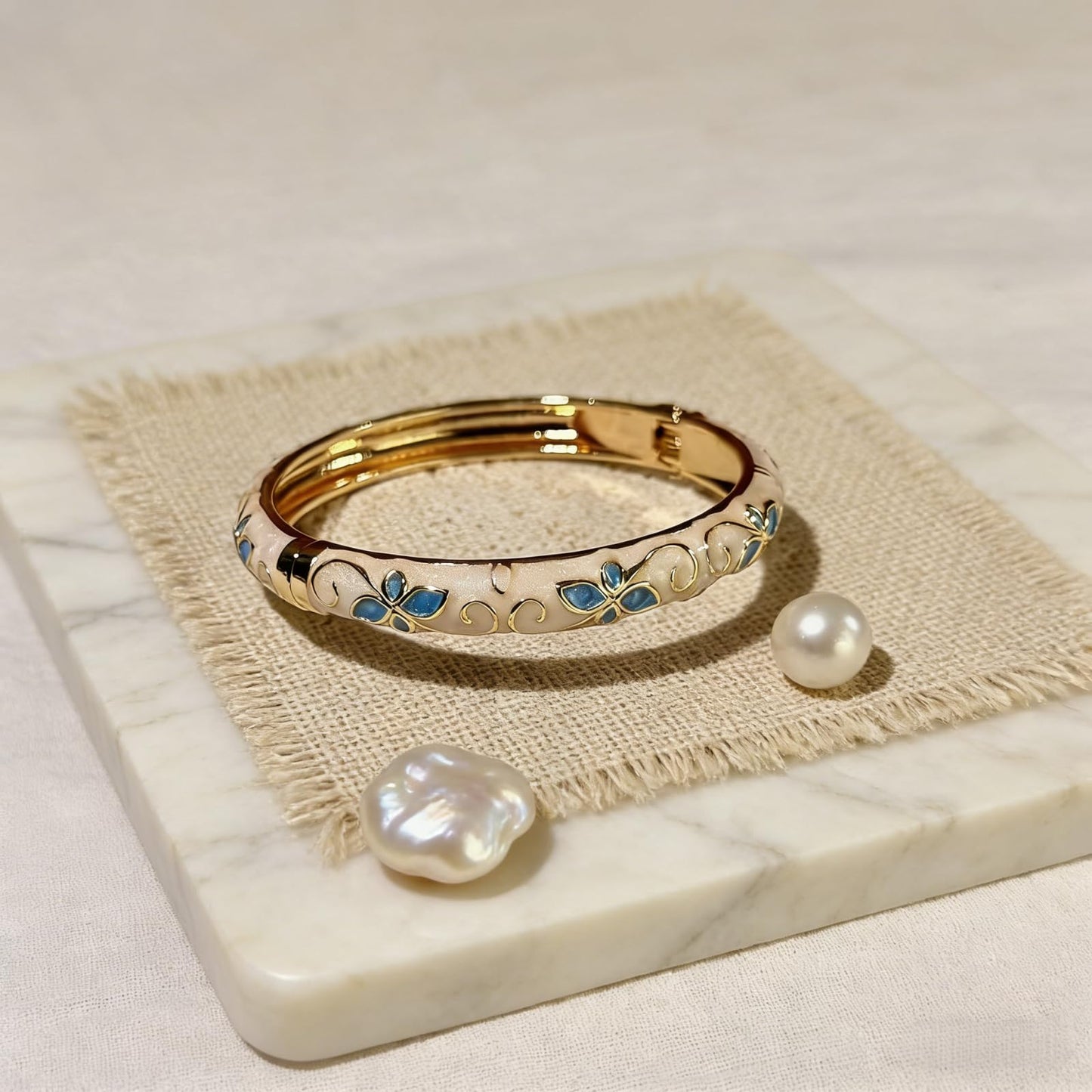 MQCEHTI Vintage Flower Cloisonne Bangle Bracelet for Women, Enamel Chunky Gold Plated Bracelets Jewelry Gifts (White Blue Flower)