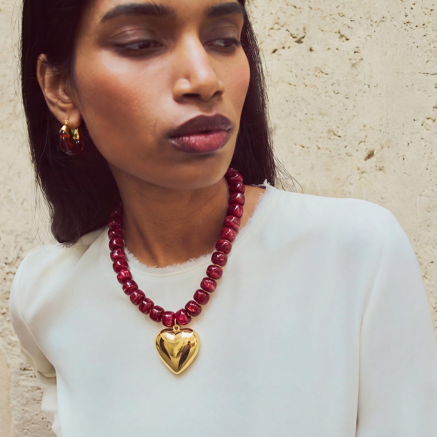 MIUSISHIYU Burgundy Red Faux Marble Resin Chunky Necklaces for Women, Trendy Beaded Puffy Gold Heart Pendant Statement Choker, Lightweight Boho Y2K Summer Beach Jewelry