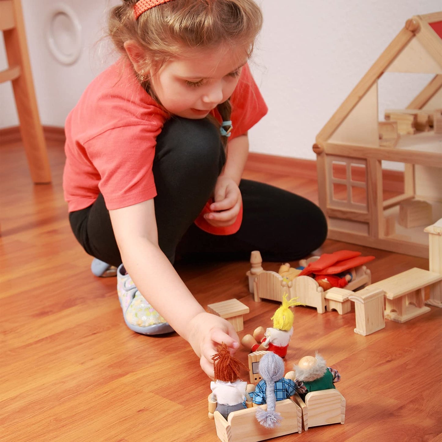 Sumind 35 Pcs Wooden Dollhouse Furniture with 8 Family Figures, Montessori Educational Wood Dolls House Accessories for 1:12 Scale, Preschool Imaginative Play Kit for Girls and Boys