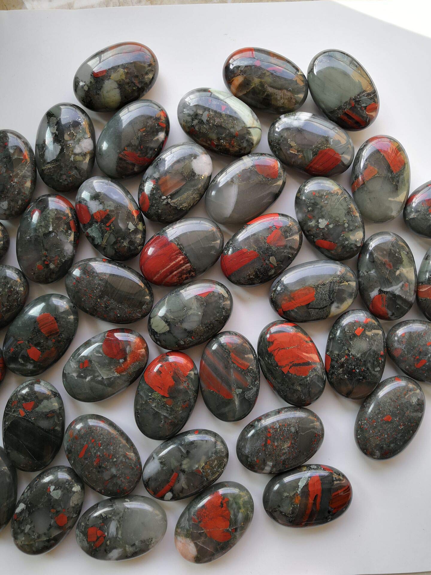 Loveliome Natural Africa Bloodstone Oval Polished Worry Stones, Healing Crystal Indoor Fountain Stones Massage Energy Anxiety Relief Items