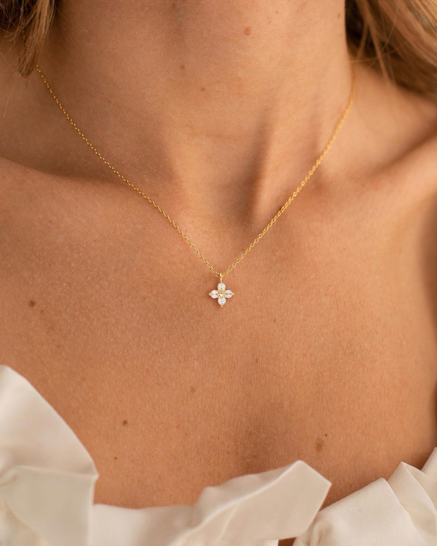 GUOKE Clover Necklace for Women, 14K Gold Plated Cute Dainty Necklace Four Leaf Clover Pendant Mothers Day Jewelry Gift