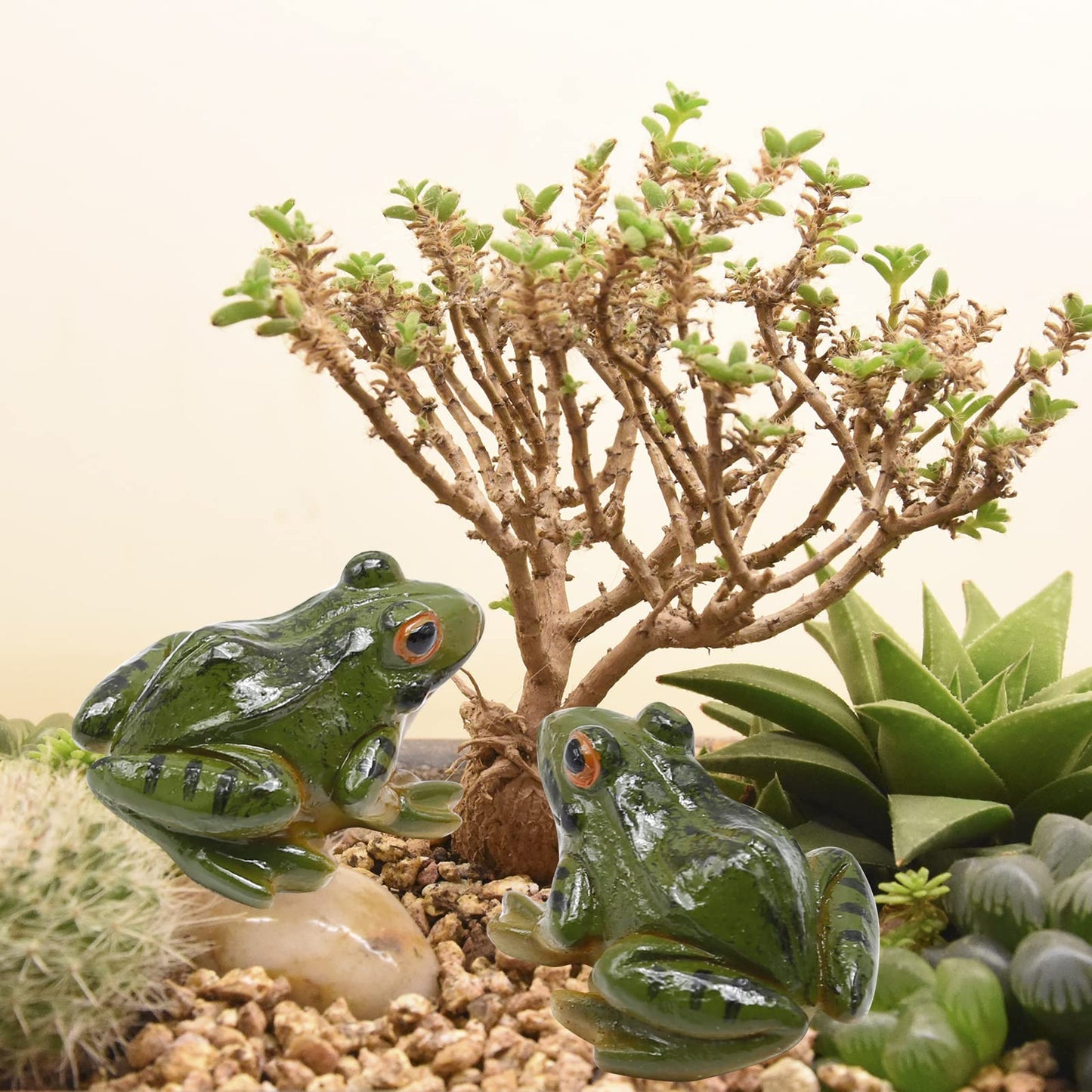 Aynaxcol 4 Pcs Garden Frog Figurine, Miniature Frog Figurines, Small Resin Realistic Frogs Statue for Fairy Garden Fish Tank Terrarium Decor