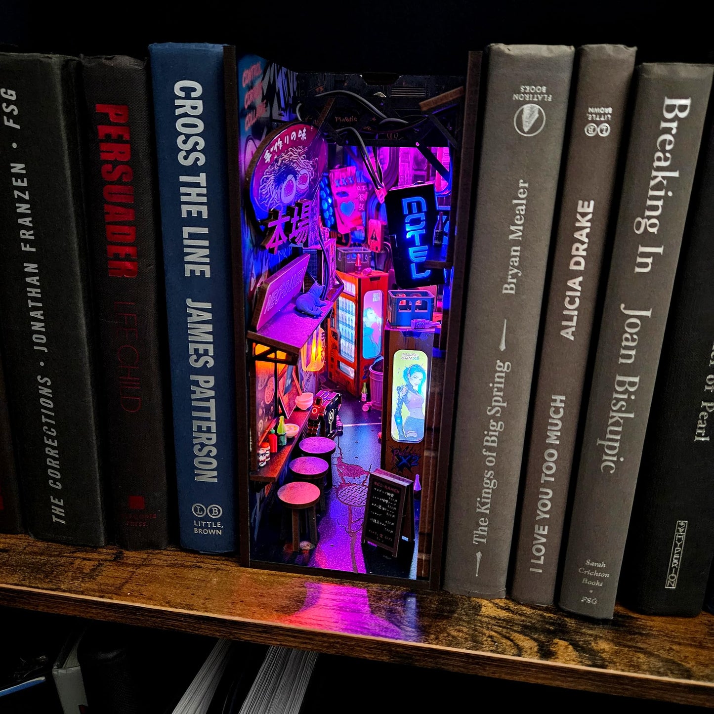 Neo Ramen MiniAlley DIY Cyberpunk Book Nook Kit – Wooden Diorama with Neon Lights, Futuristic Ramen Shop & Endless Alley Illusion – Unique Collectible Display for Bookshelf or Desk