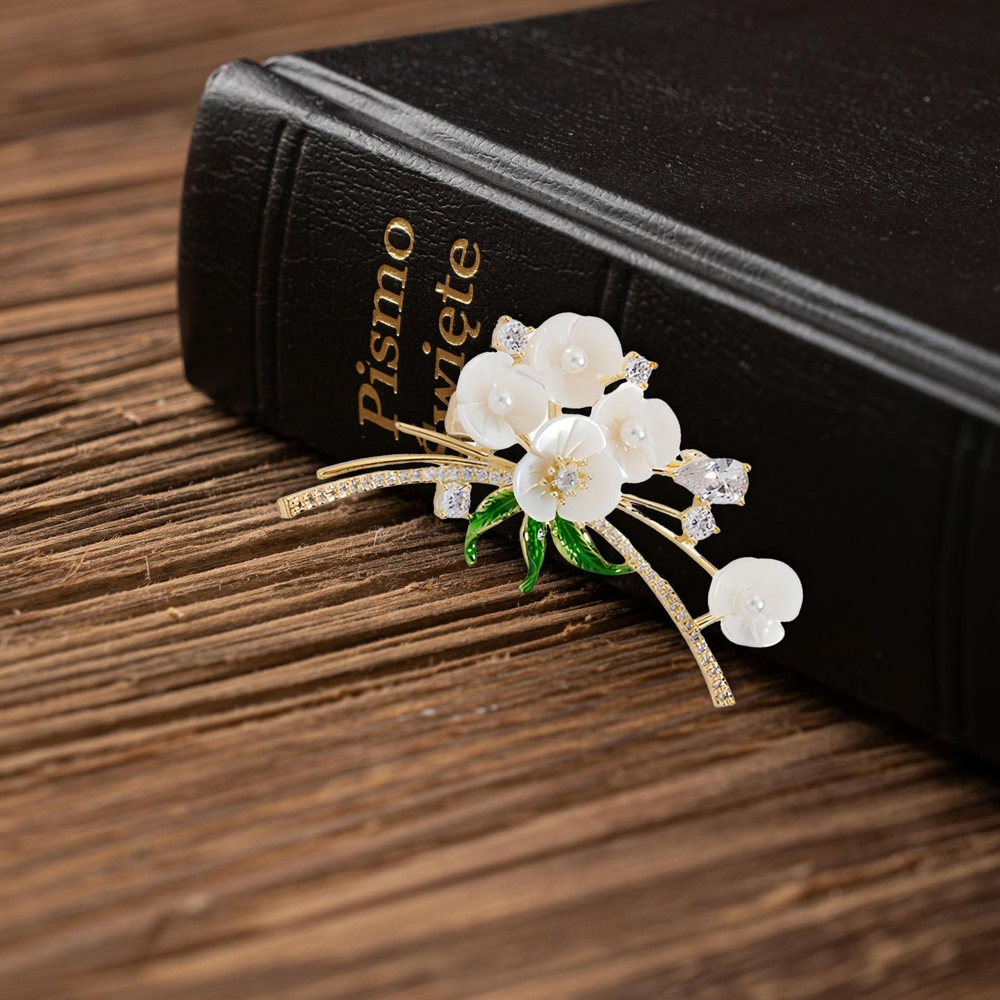 Shell Crystal Flower Brooch Pins for Women Elegant Rhinestone Floral Brooches Pin Fashion Jewelry for Party Dance Wedding Banquet Brooch for Women Girl Gift