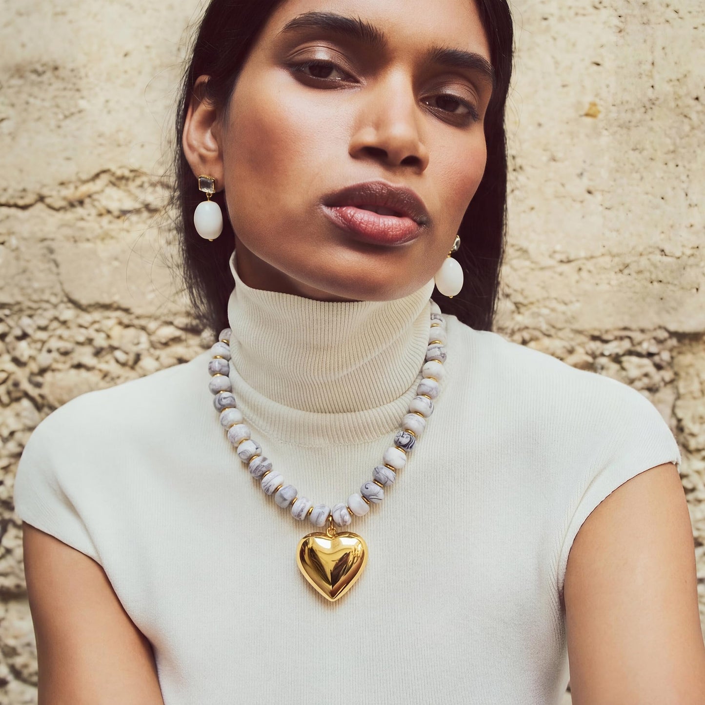 MIUSISHIYU White Grey Faux Howlite Marble Resin Chunky Necklaces for Women, Trendy Beaded Puffy Gold Heart Pendant Statement Choker, Lightweight Boho Y2K Beach Jewelry