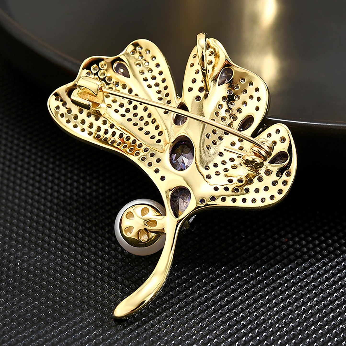 AILONMEI Brooches Jewelry for Women Fashion, Elegant Designer Costume Corsage Pearl Brooches & Pins Christmas Gift (Purple Ginkgo Leaf)