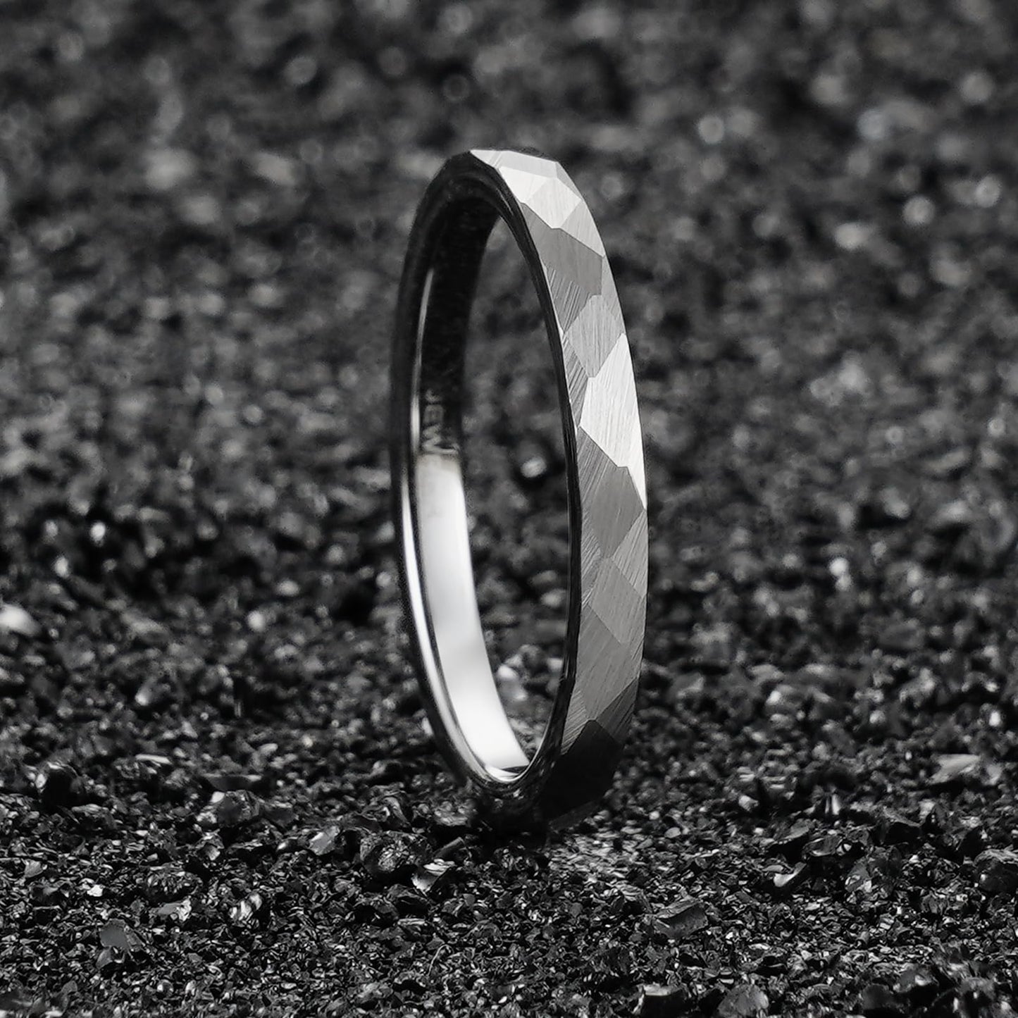 JEWPER 2/4/6/8mm Black/silver/gold Tungsten Rings for Men Womens Couple Fashion Jewelry Promise Engagement Wedding Band Hammered Inner ring inlaid with olive wood Carbide Polished Edge Comfort Fit