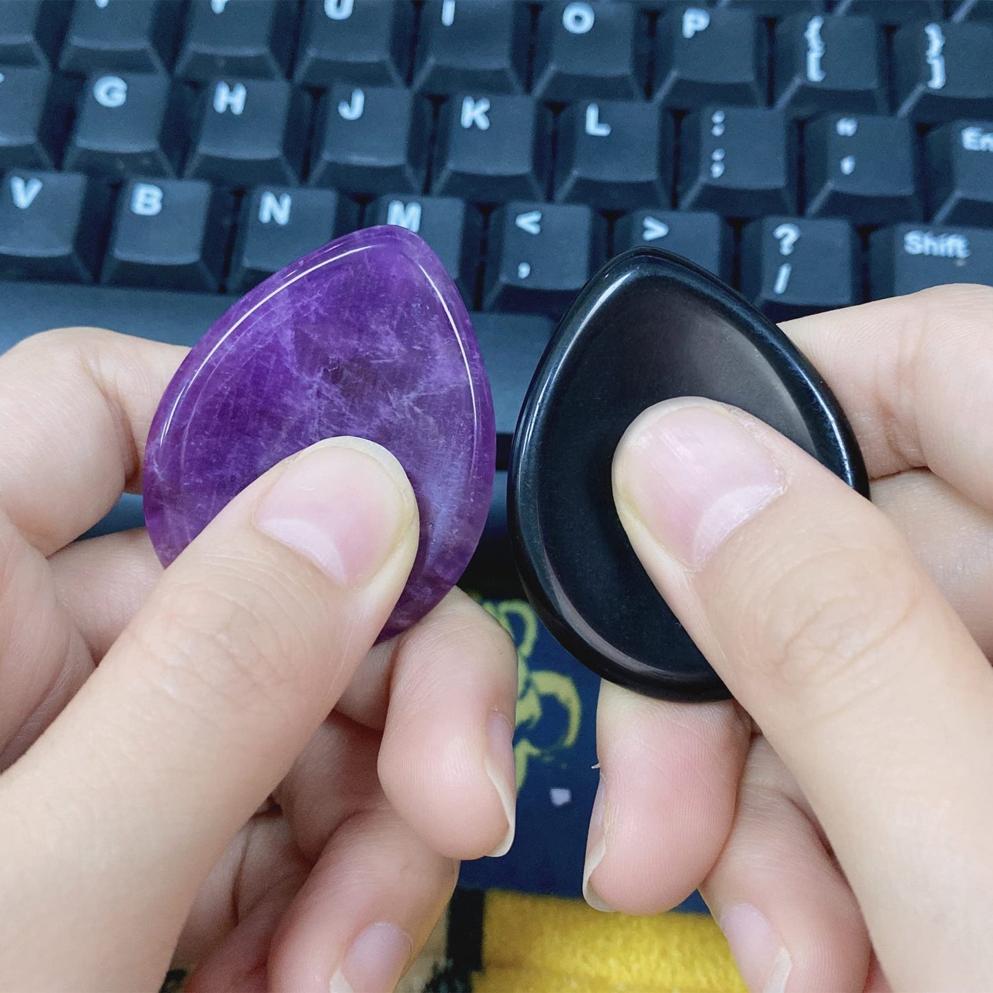QINJIEJIE 2PCS Thumb Worry Stone Amethyst Obsidian Healing Crystals Hand Carved Stones Pocket Gemstones Sets Meditation Crystal Reiki Relax Palm Stone for Anxiety Therapy Relief