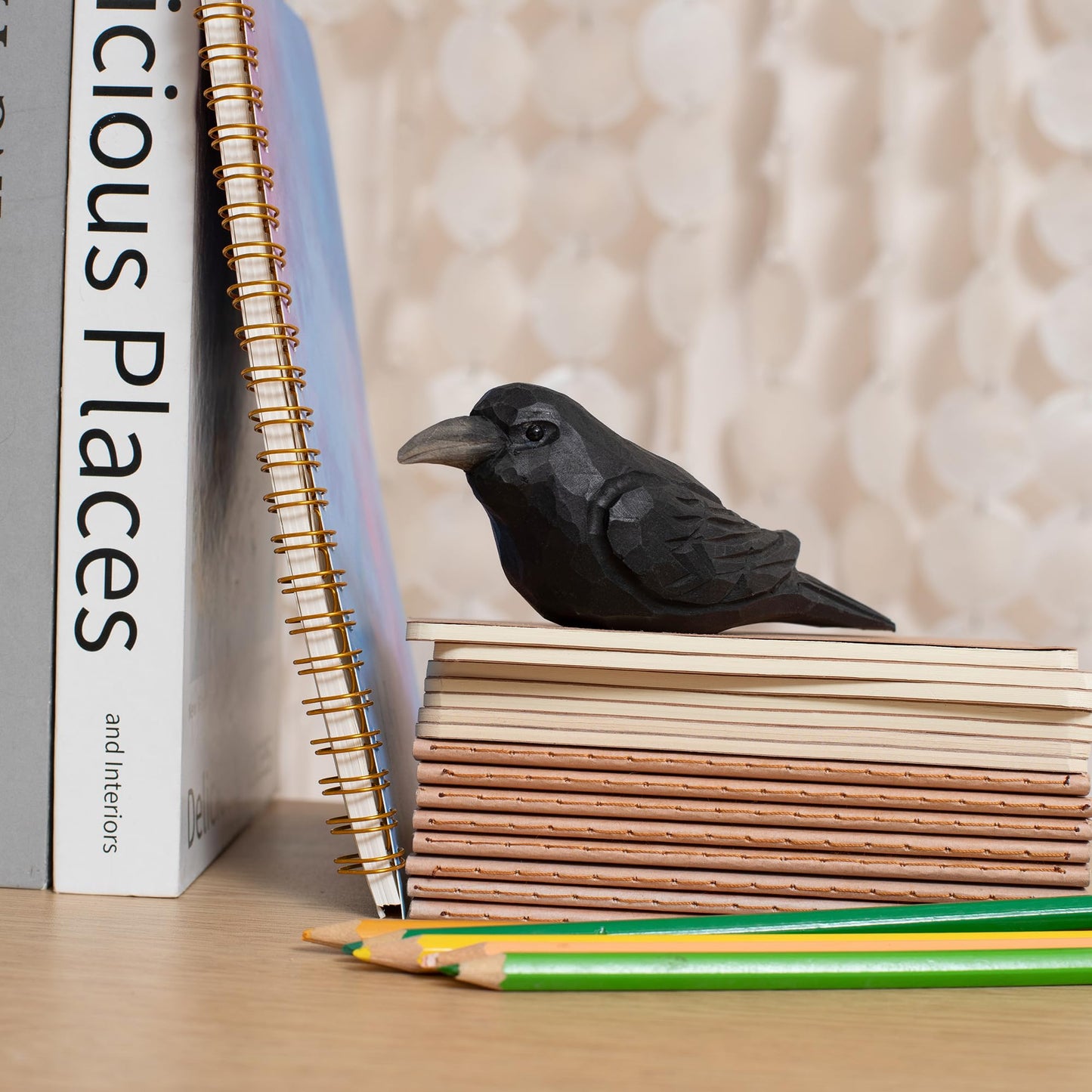 MegeFul Small Wooden Crow Figurine – Cute Hand-Carved Raven Collectible, Small Rustic Bird Decor for Desk & Shelf, Animal Ornament with Gift Box