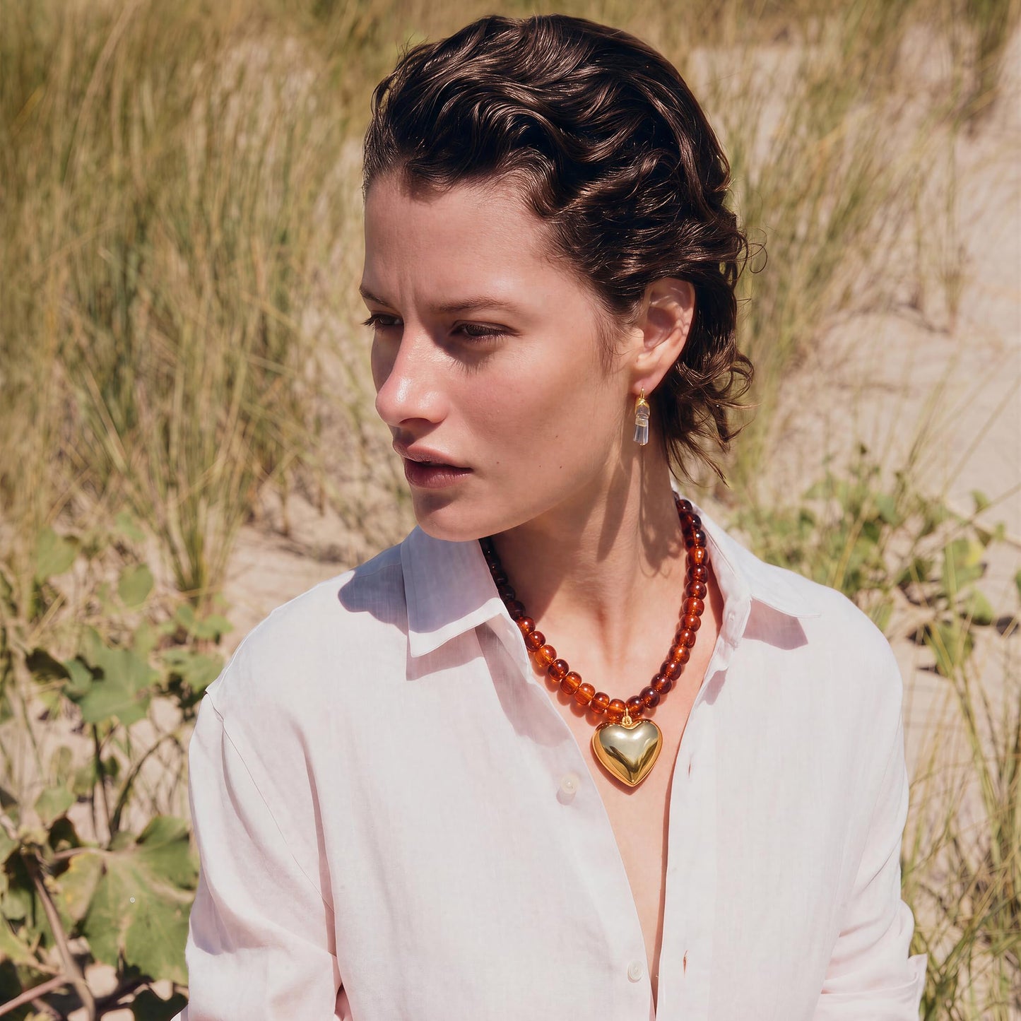 MIUSISHIYU Amber Brown Faux Stone Resin Chunky Necklaces for Women, Trendy Beaded Puffy Gold Heart Pendant Statement Choker, Lightweight Boho Y2K Summer Beach Jewelry