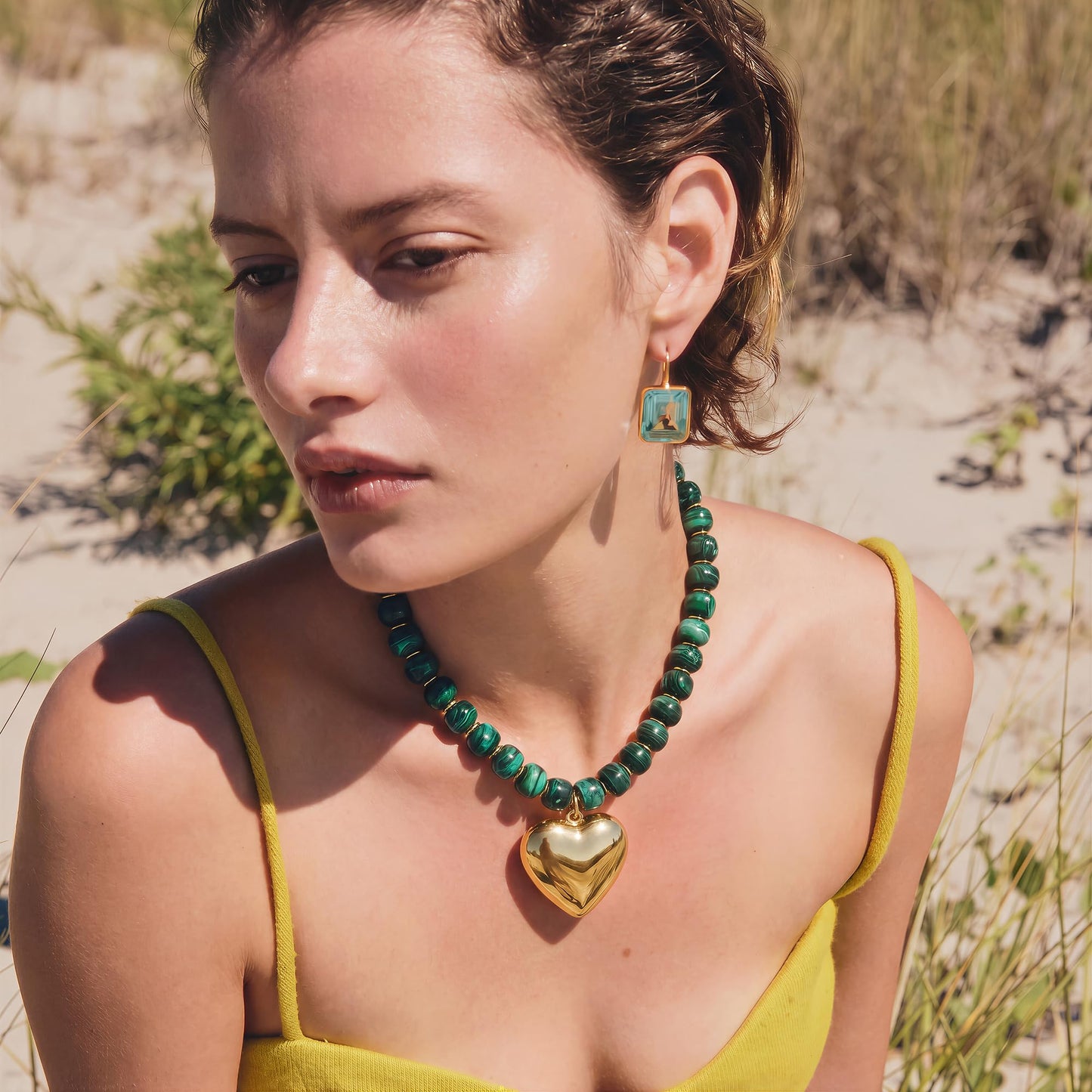 MIUSISHIYU Dark Green Faux Malachite Resin Chunky Necklaces for Women, Trendy Beaded Puffy Gold Heart Pendant Statement Choker, Lightweight Boho Y2K Summer Beach Jewelry