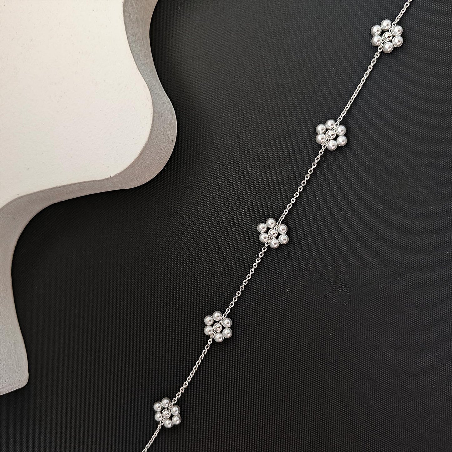 Zeffy Silver Pearl Daisy Necklaces Silver Plated Dainty Chain Cute Daisy Pearl Choker Necklace Flower Necklaces for Women Trendy Jewelry Gifts