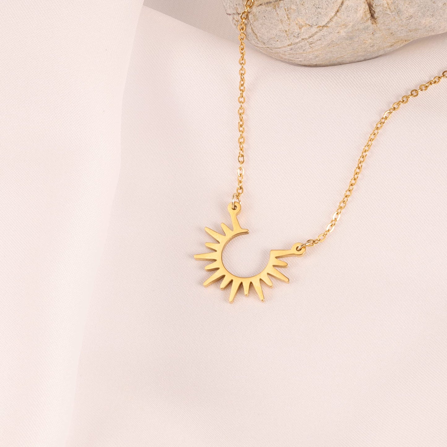 VRIUA Sun Necklace for Women 14k Gold Plated Sun Pendant Dainty Gold Necklace Minimalist Simple Jewelry